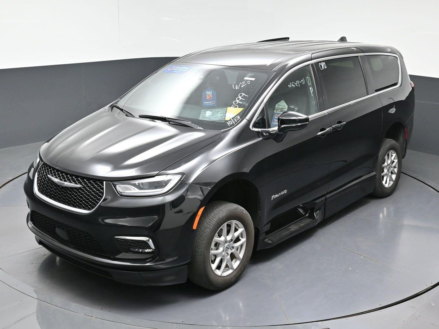 Certified Pre-Owned 2025 Chrysler Pacifica Select