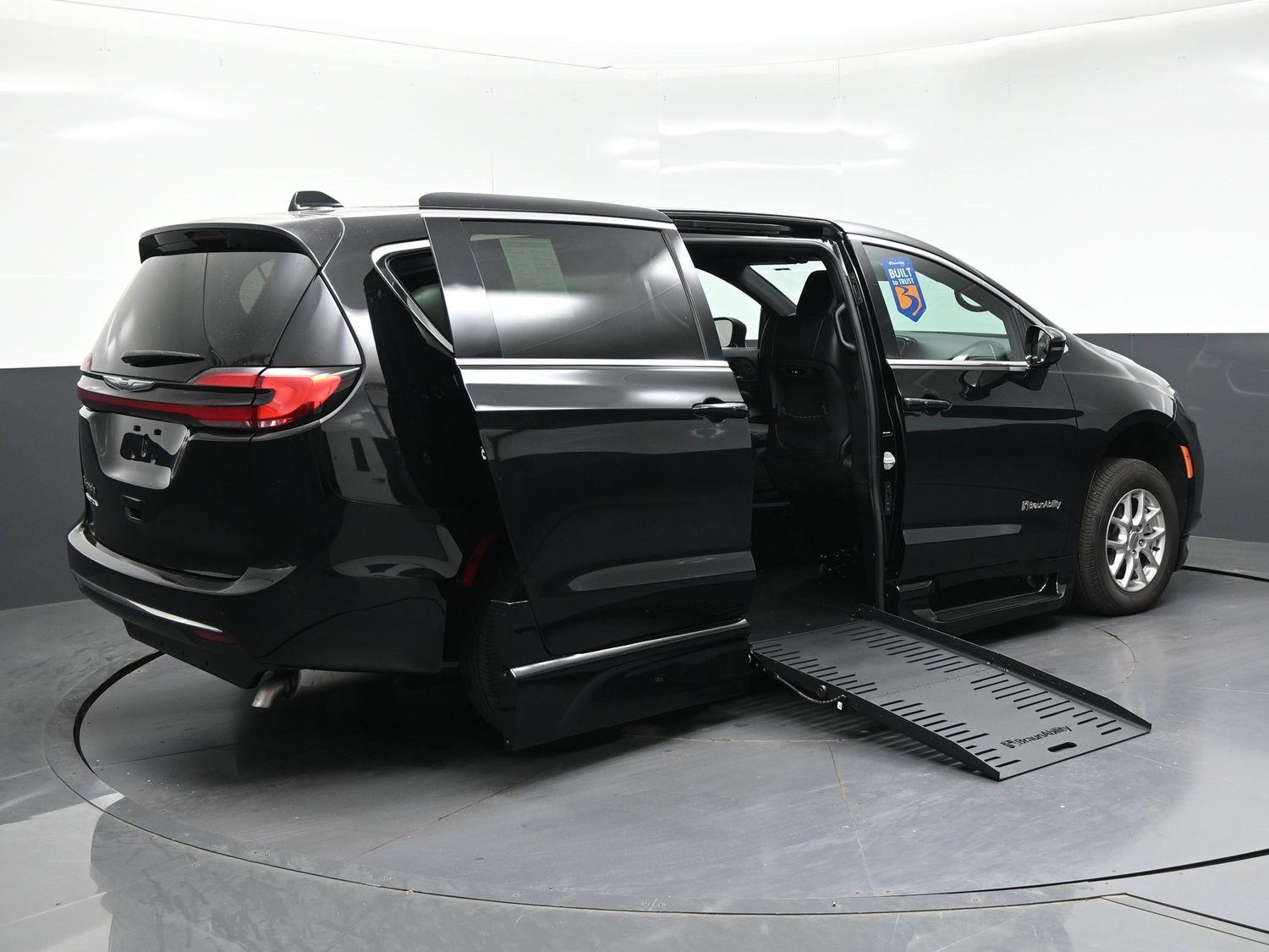 Certified Pre-Owned 2025 Chrysler Pacifica Select