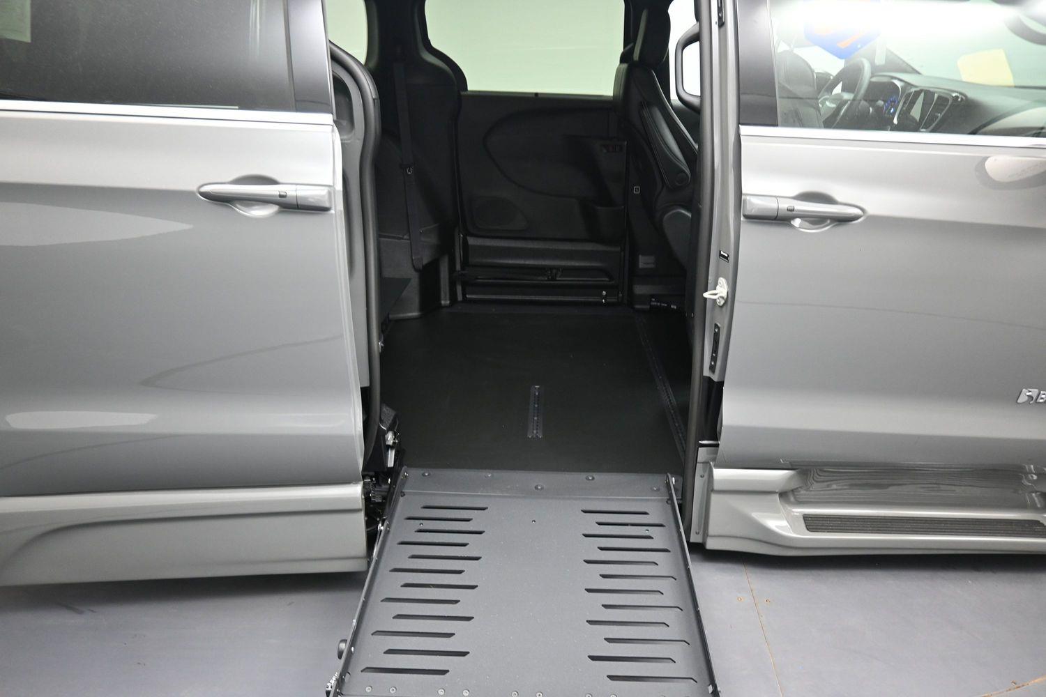 Certified Pre-Owned 2025 Chrysler Pacifica Select