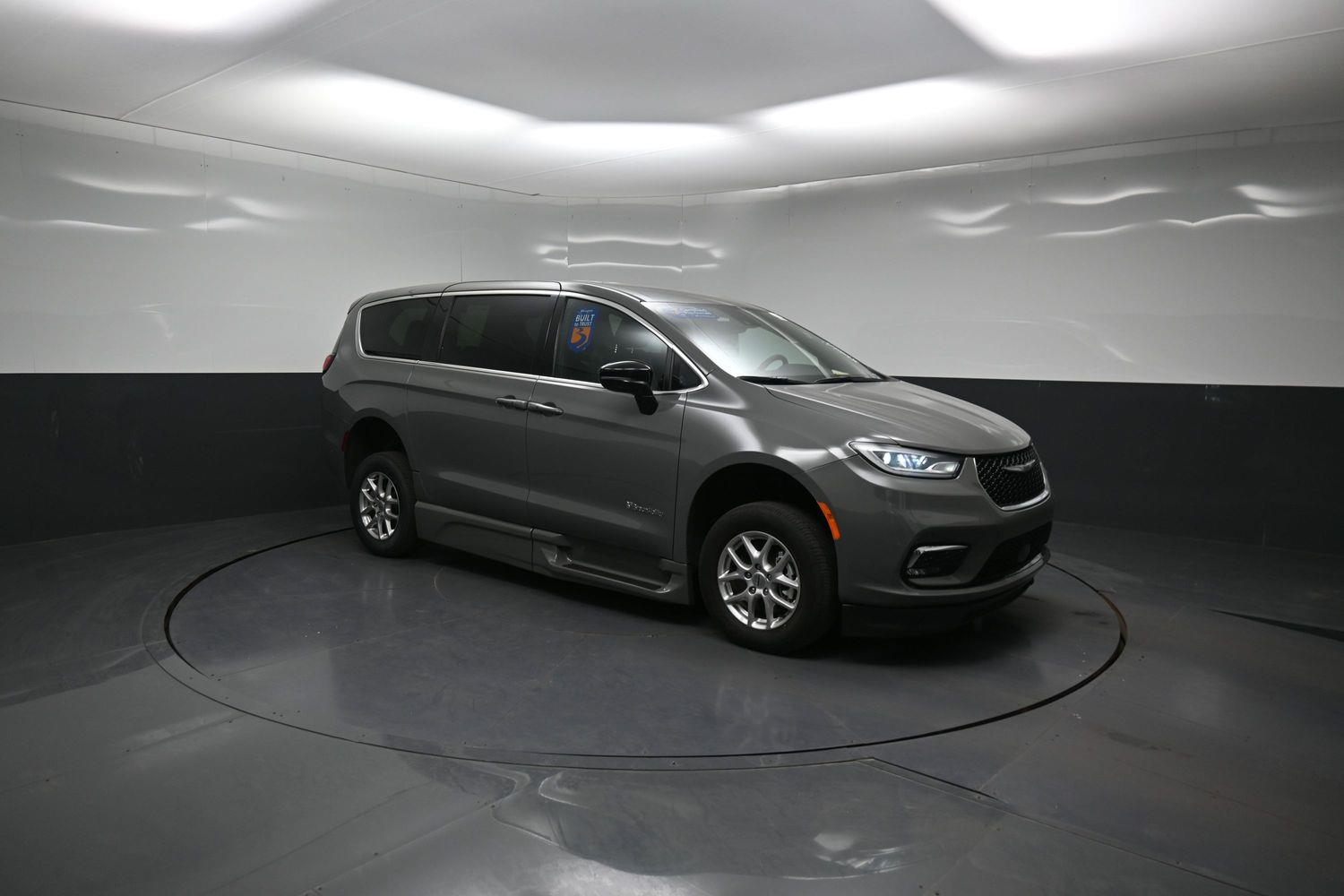 Certified Pre-Owned 2025 Chrysler Pacifica Select