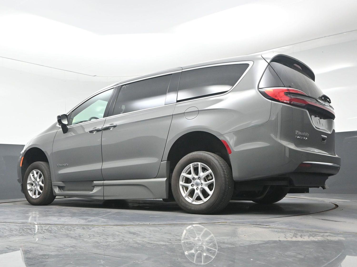 Certified Pre-Owned 2025 Chrysler Pacifica Select