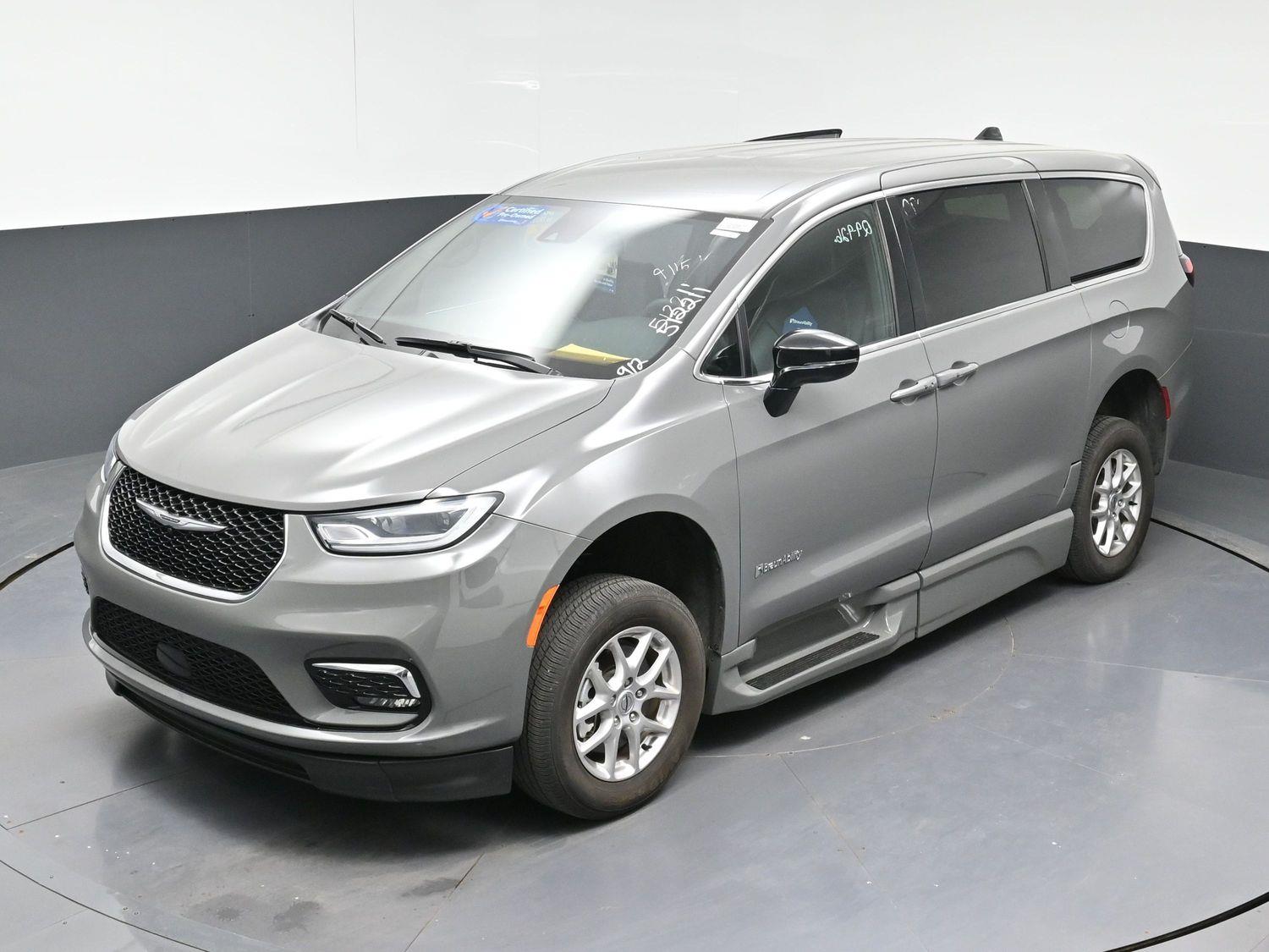 Certified Pre-Owned 2025 Chrysler Pacifica Select