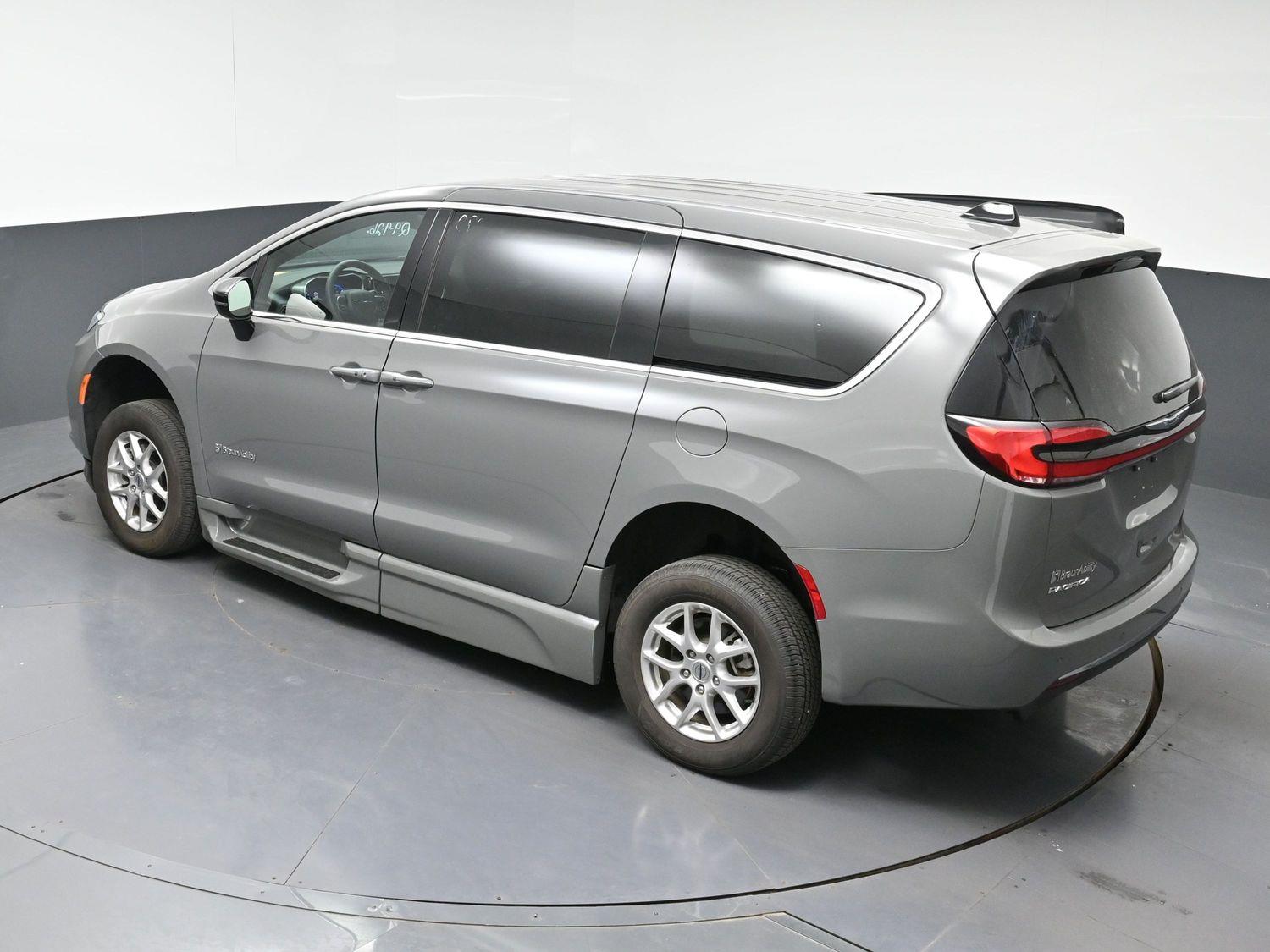 Certified Pre-Owned 2025 Chrysler Pacifica Select