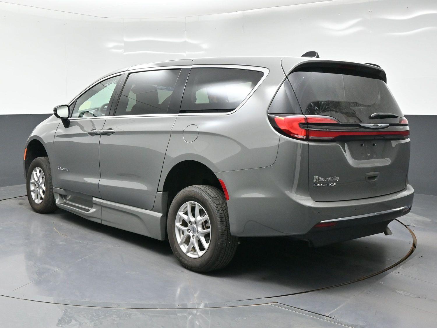 Certified Pre-Owned 2025 Chrysler Pacifica Select