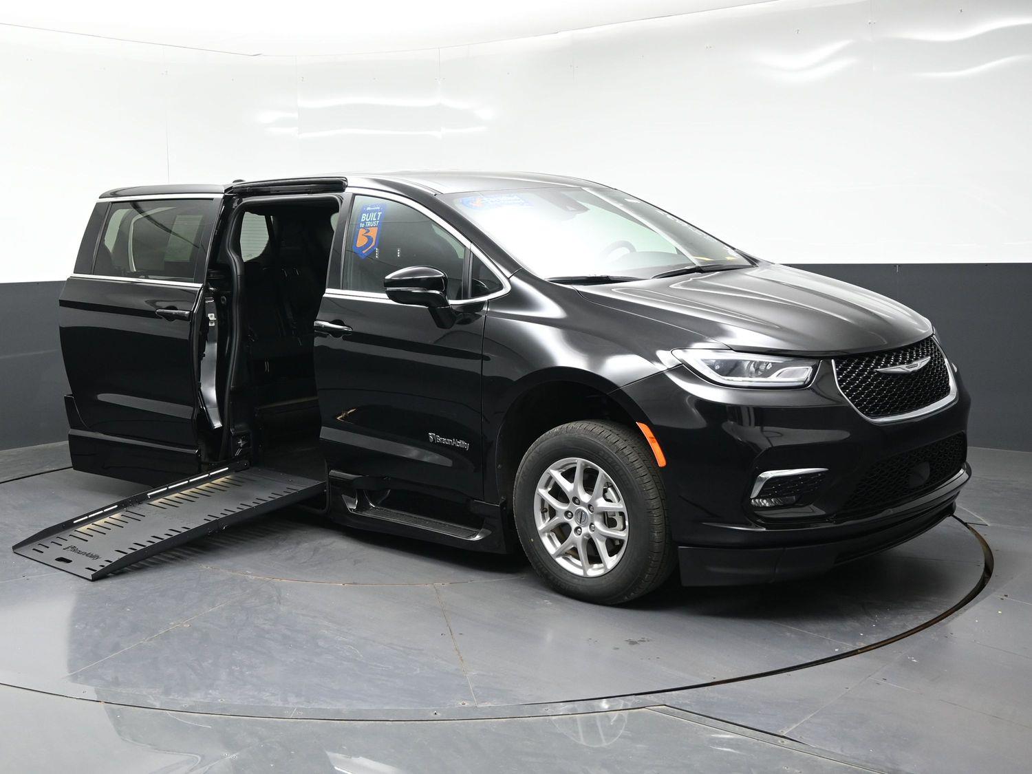 Certified Pre-Owned 2025 Chrysler Pacifica Select