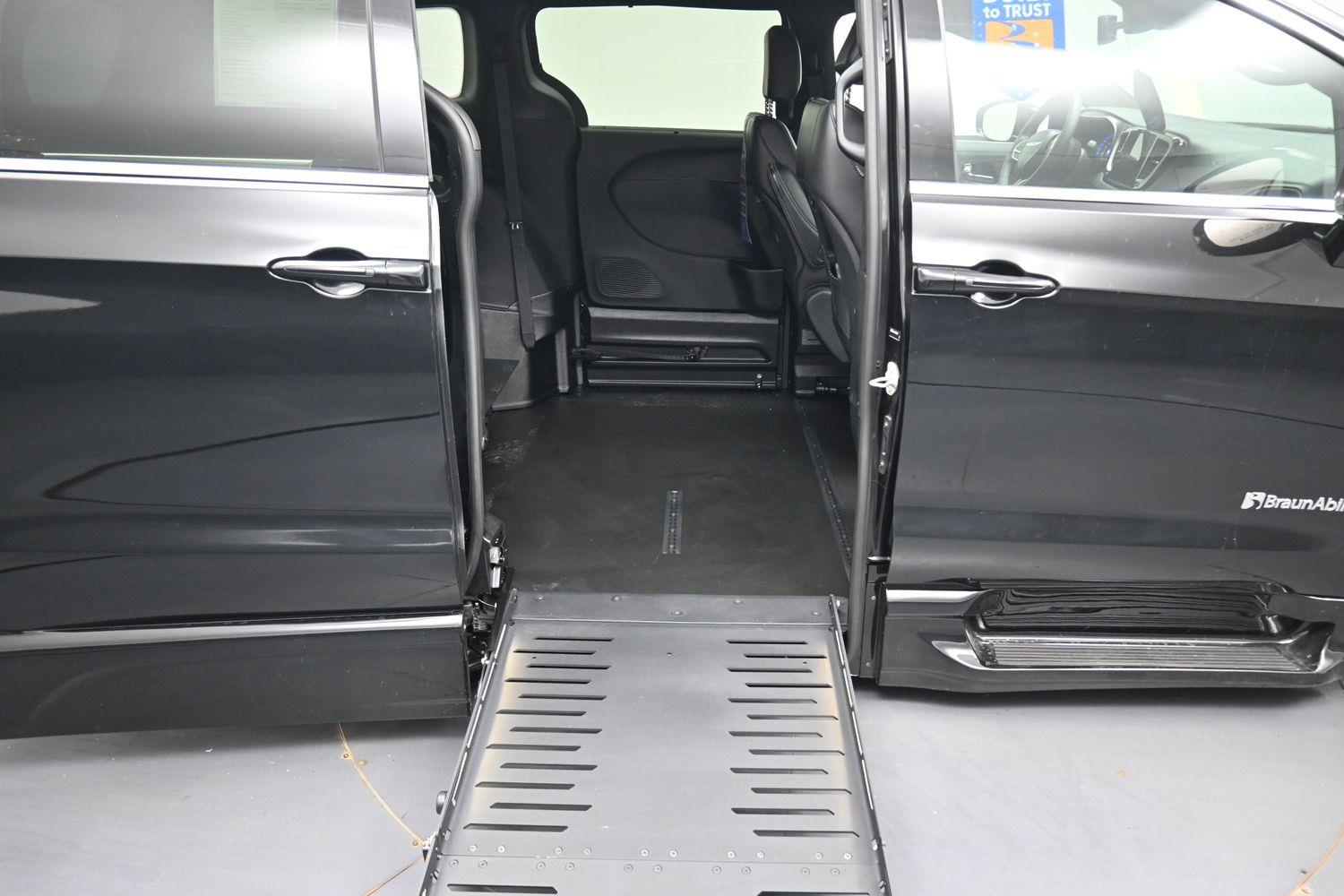 Certified Pre-Owned 2025 Chrysler Pacifica Select