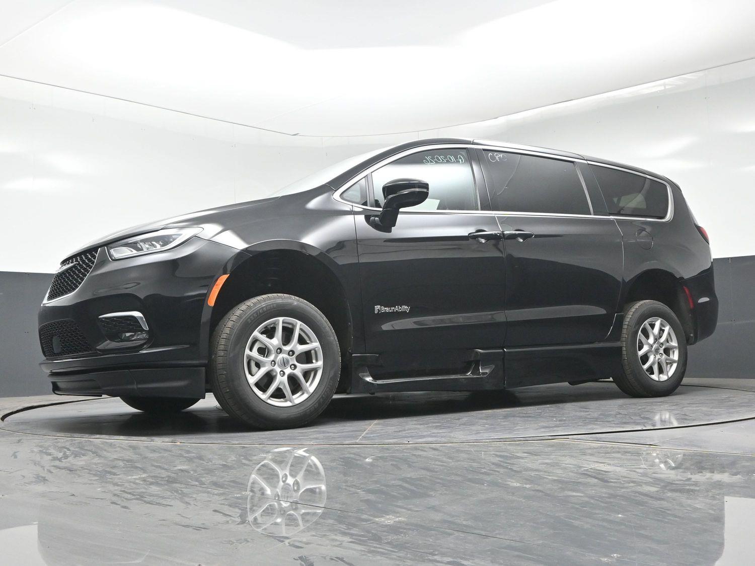 Certified Pre-Owned 2025 Chrysler Pacifica Select