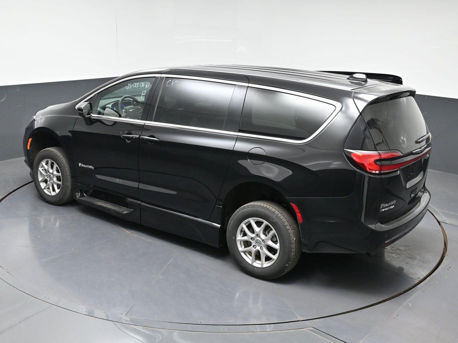 Certified Pre-Owned 2025 Chrysler Pacifica Select