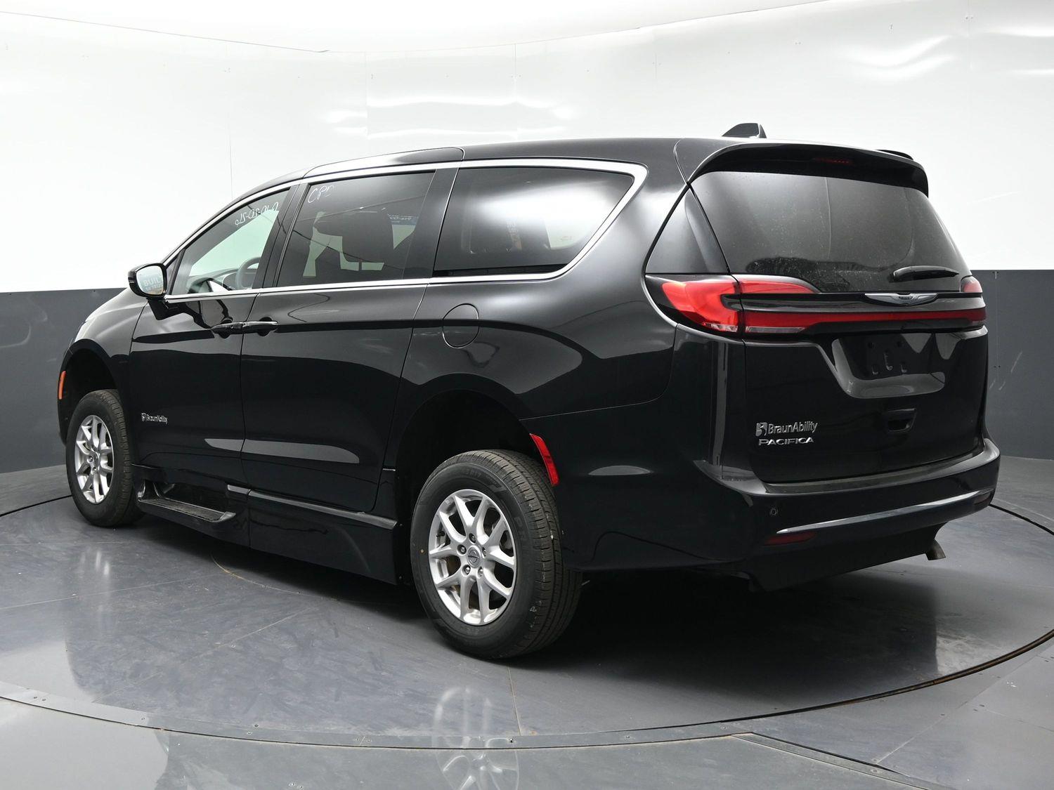 Certified Pre-Owned 2025 Chrysler Pacifica Select