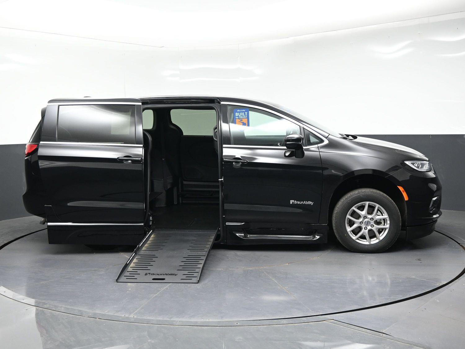 Certified Pre-Owned 2025 Chrysler Pacifica Select