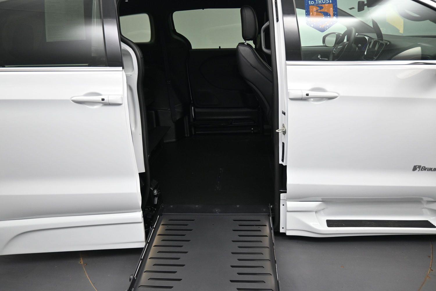 Certified Pre-Owned 2025 Chrysler Pacifica Select