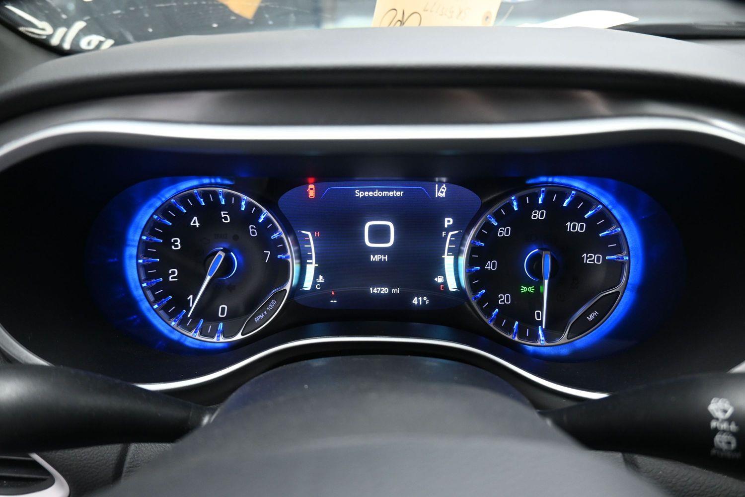 Certified Pre-Owned 2025 Chrysler Pacifica Select