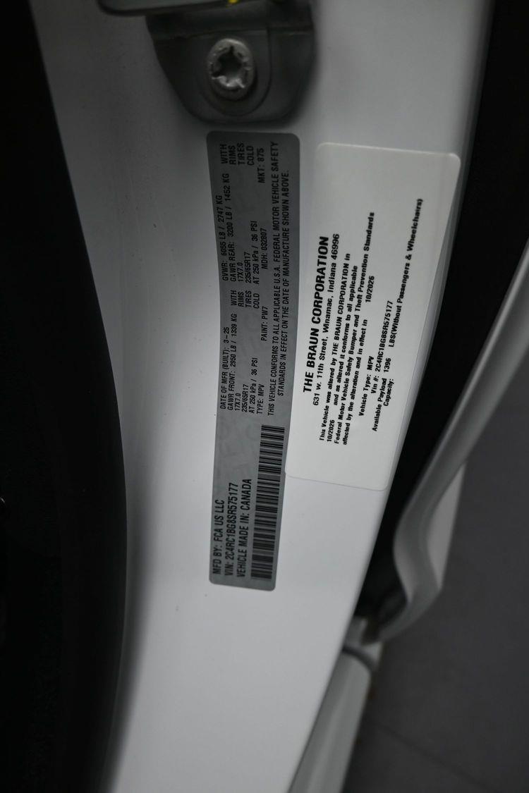 Certified Pre-Owned 2025 Chrysler Pacifica Select