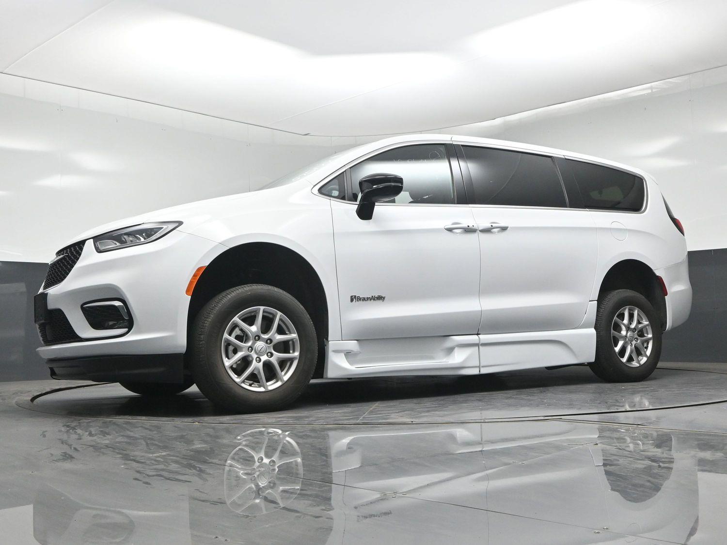 Certified Pre-Owned 2025 Chrysler Pacifica Select