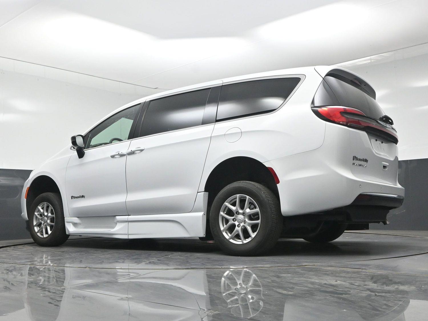Certified Pre-Owned 2025 Chrysler Pacifica Select