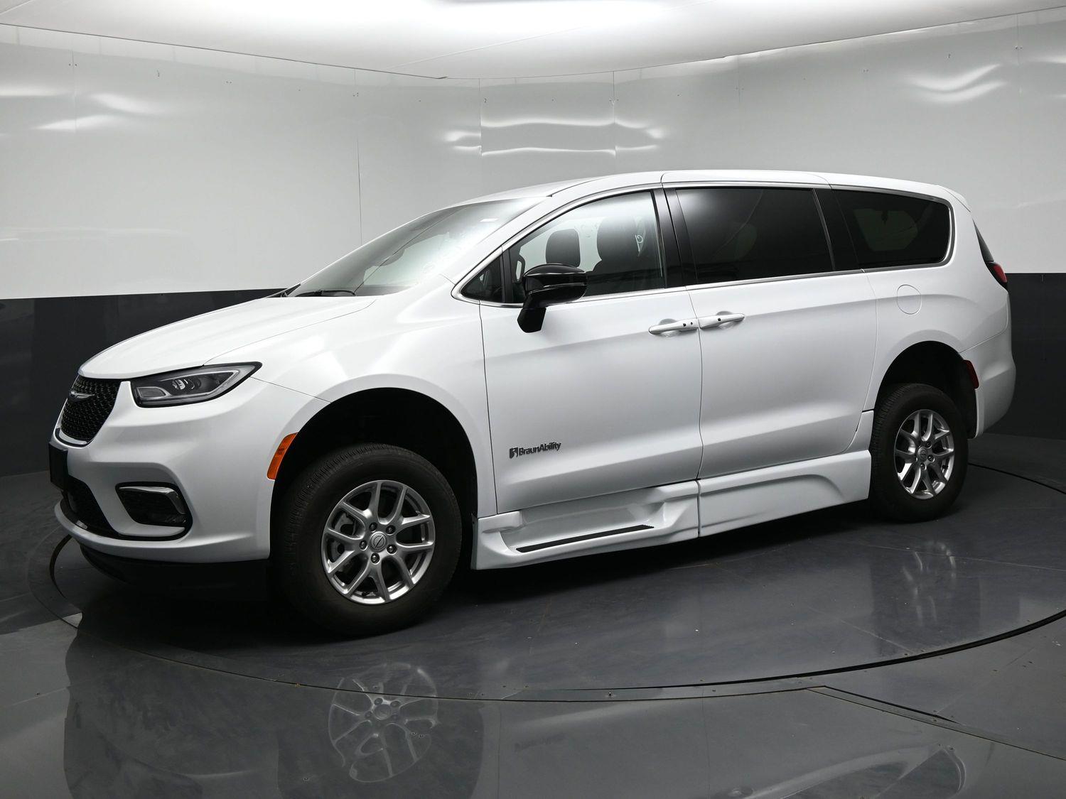 Certified Pre-Owned 2025 Chrysler Pacifica Select