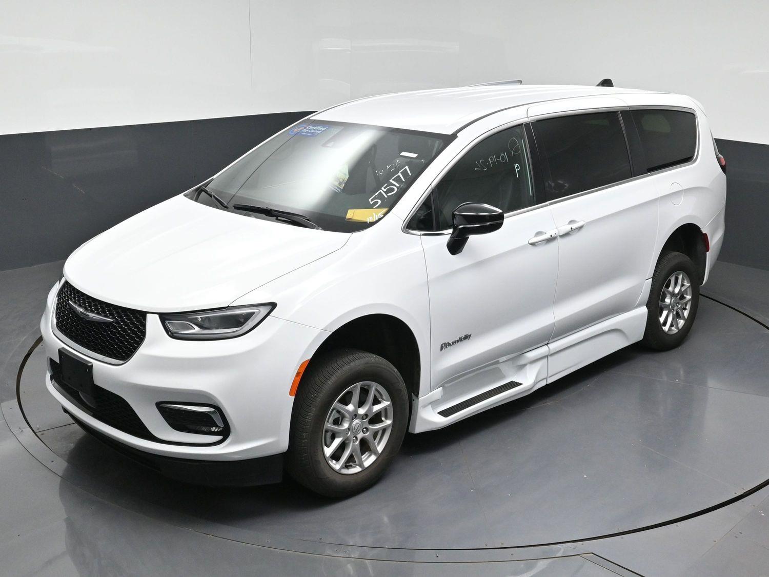 Certified Pre-Owned 2025 Chrysler Pacifica Select