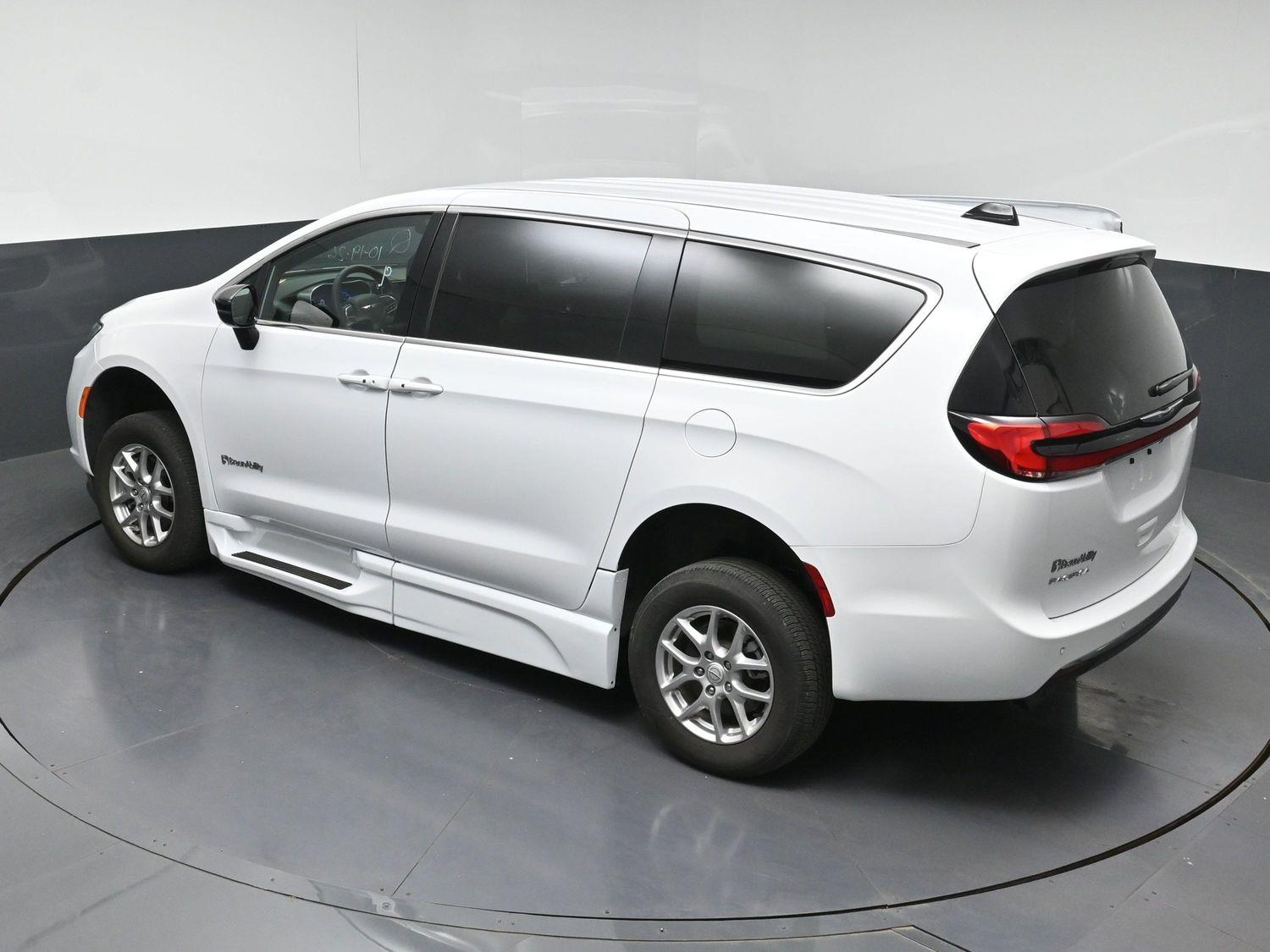 Certified Pre-Owned 2025 Chrysler Pacifica Select