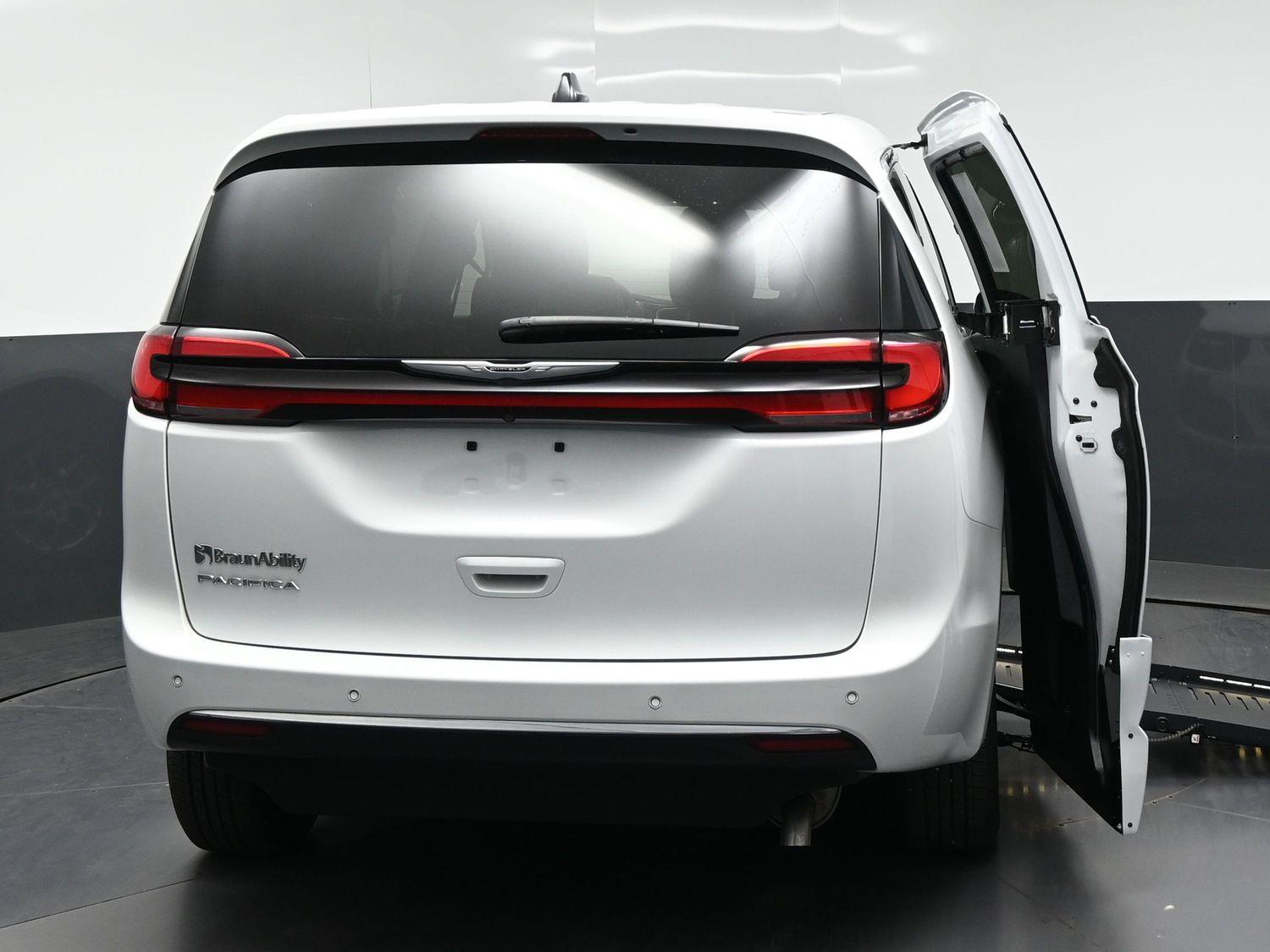 Certified Pre-Owned 2025 Chrysler Pacifica Select