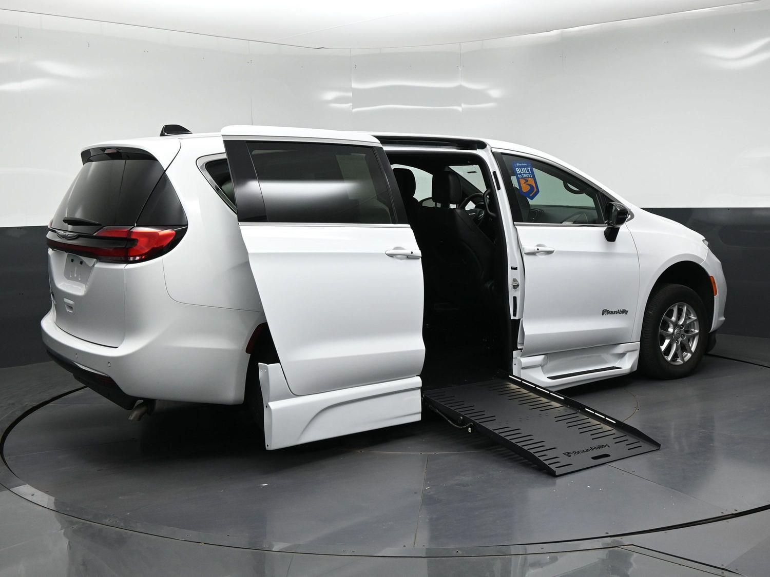 Certified Pre-Owned 2025 Chrysler Pacifica Select