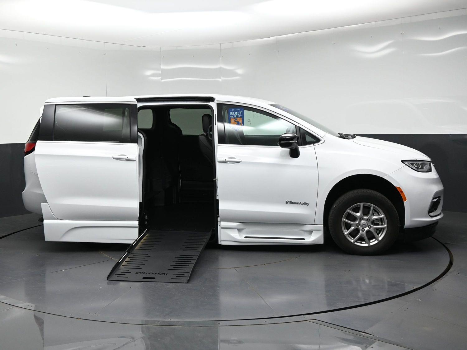 Certified Pre-Owned 2025 Chrysler Pacifica Select