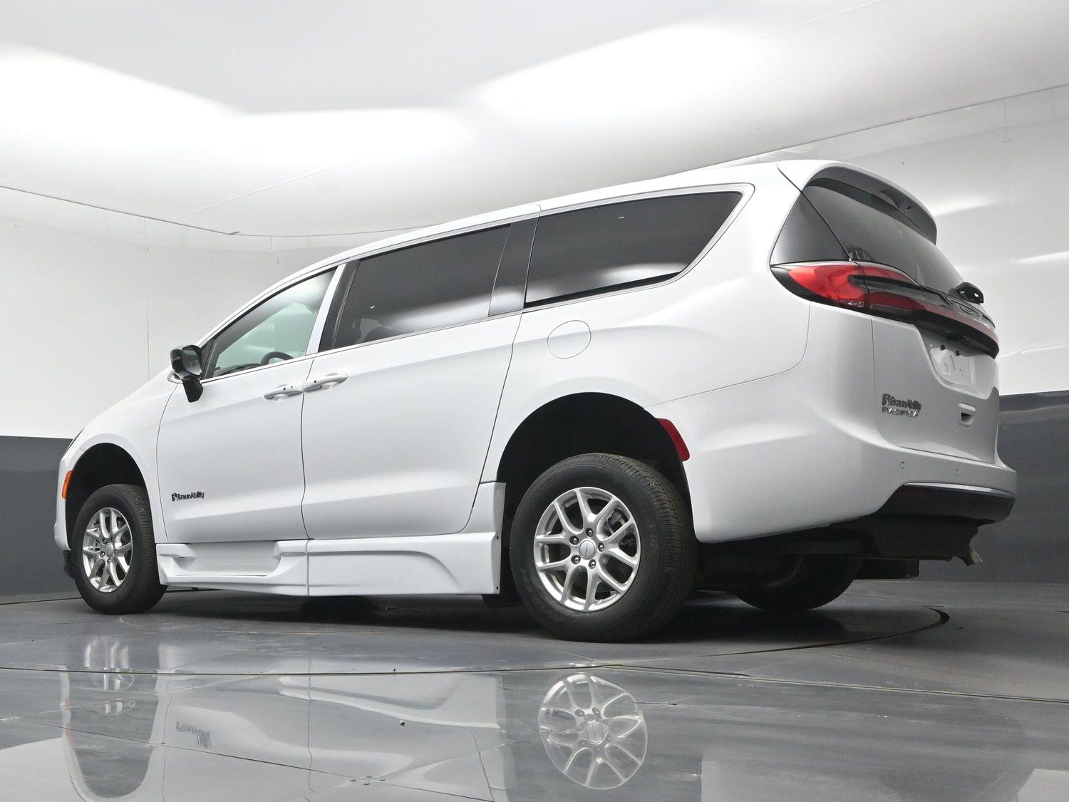 New 2027 Chrysler Pacifica Select
