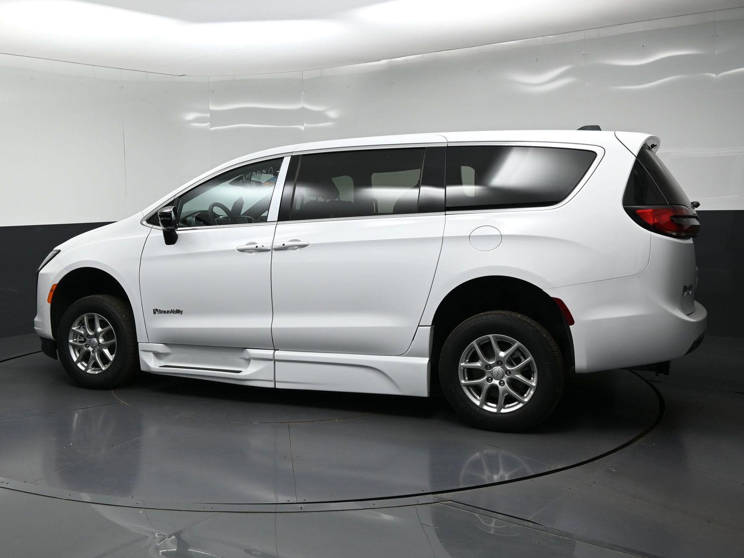 New 2027 Chrysler Pacifica Select