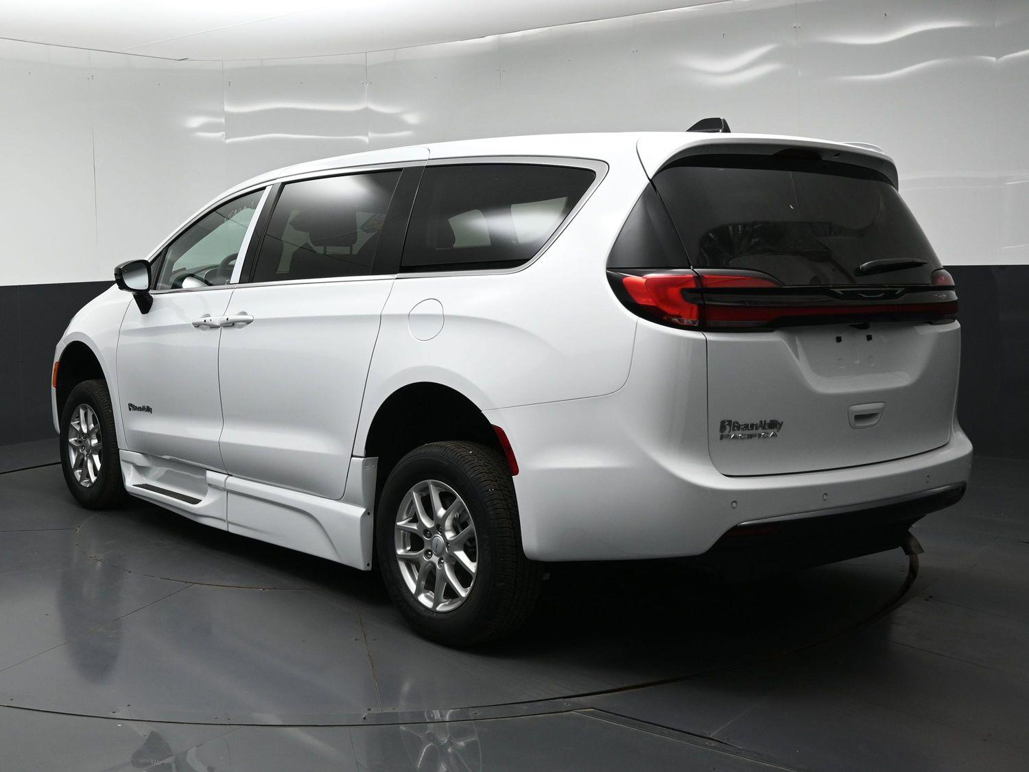 New 2027 Chrysler Pacifica Select