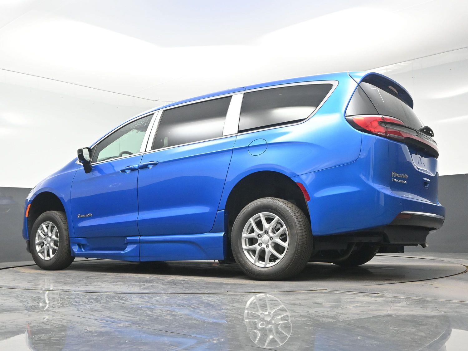 New 2027 Chrysler Pacifica Select