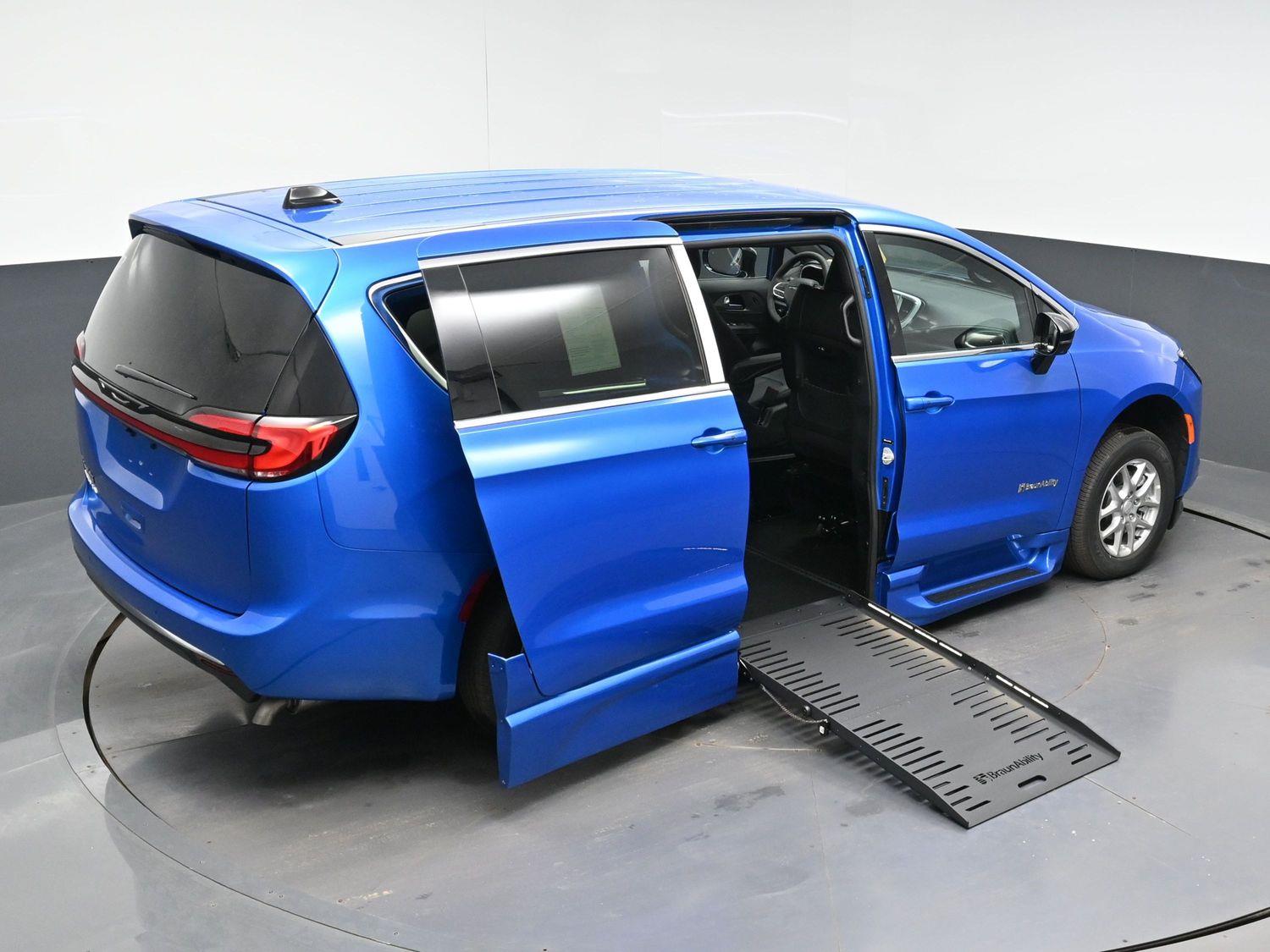 New 2027 Chrysler Pacifica Select