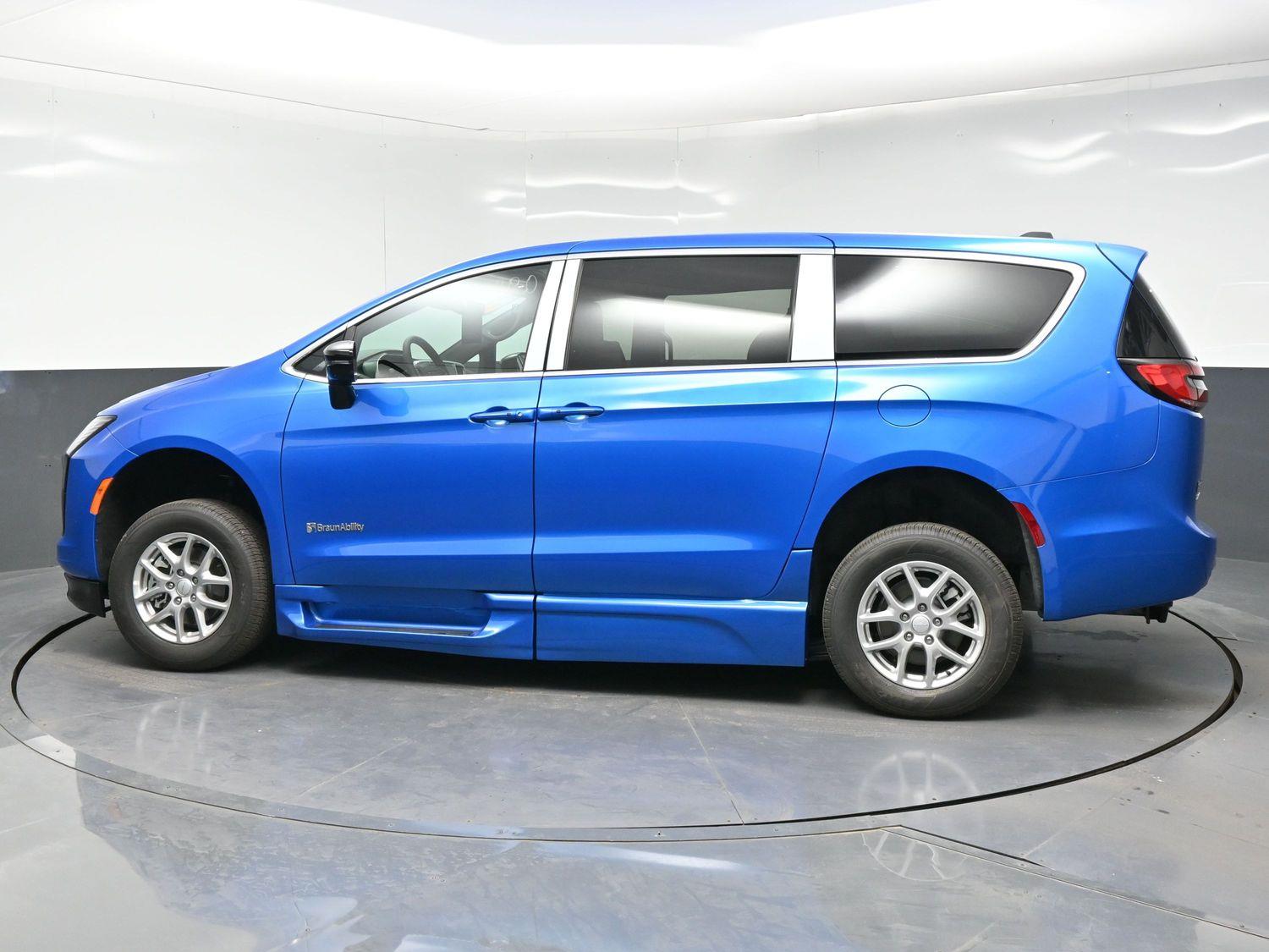 New 2027 Chrysler Pacifica Select
