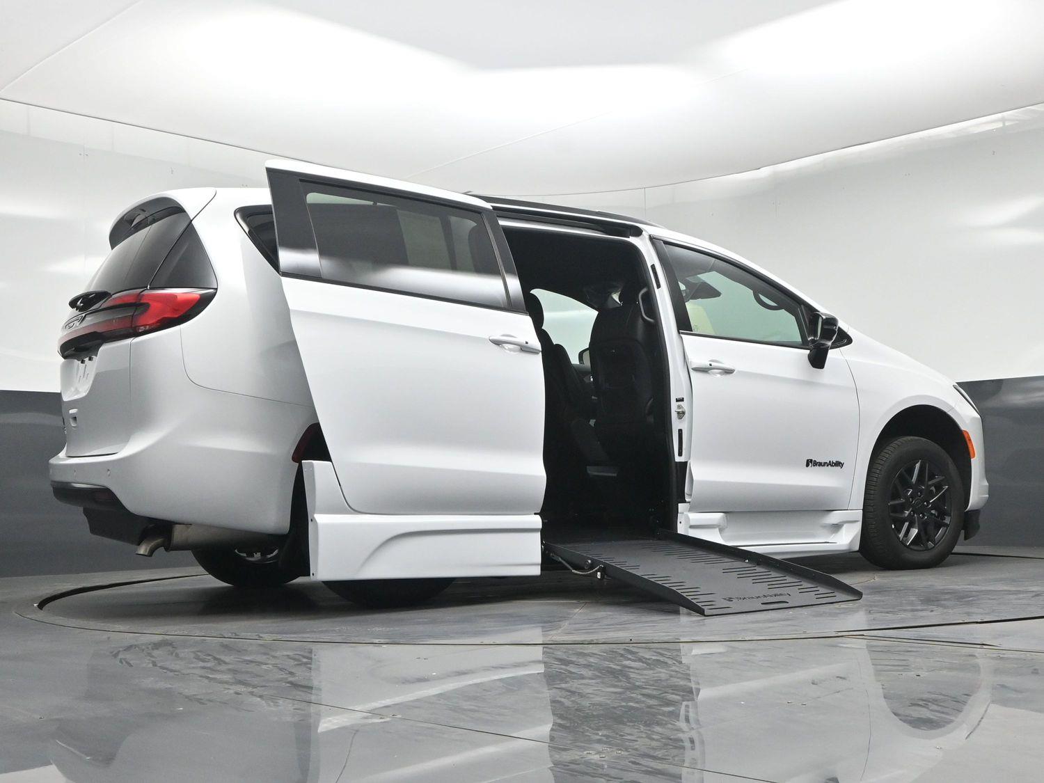 New 2027 Chrysler Pacifica Select