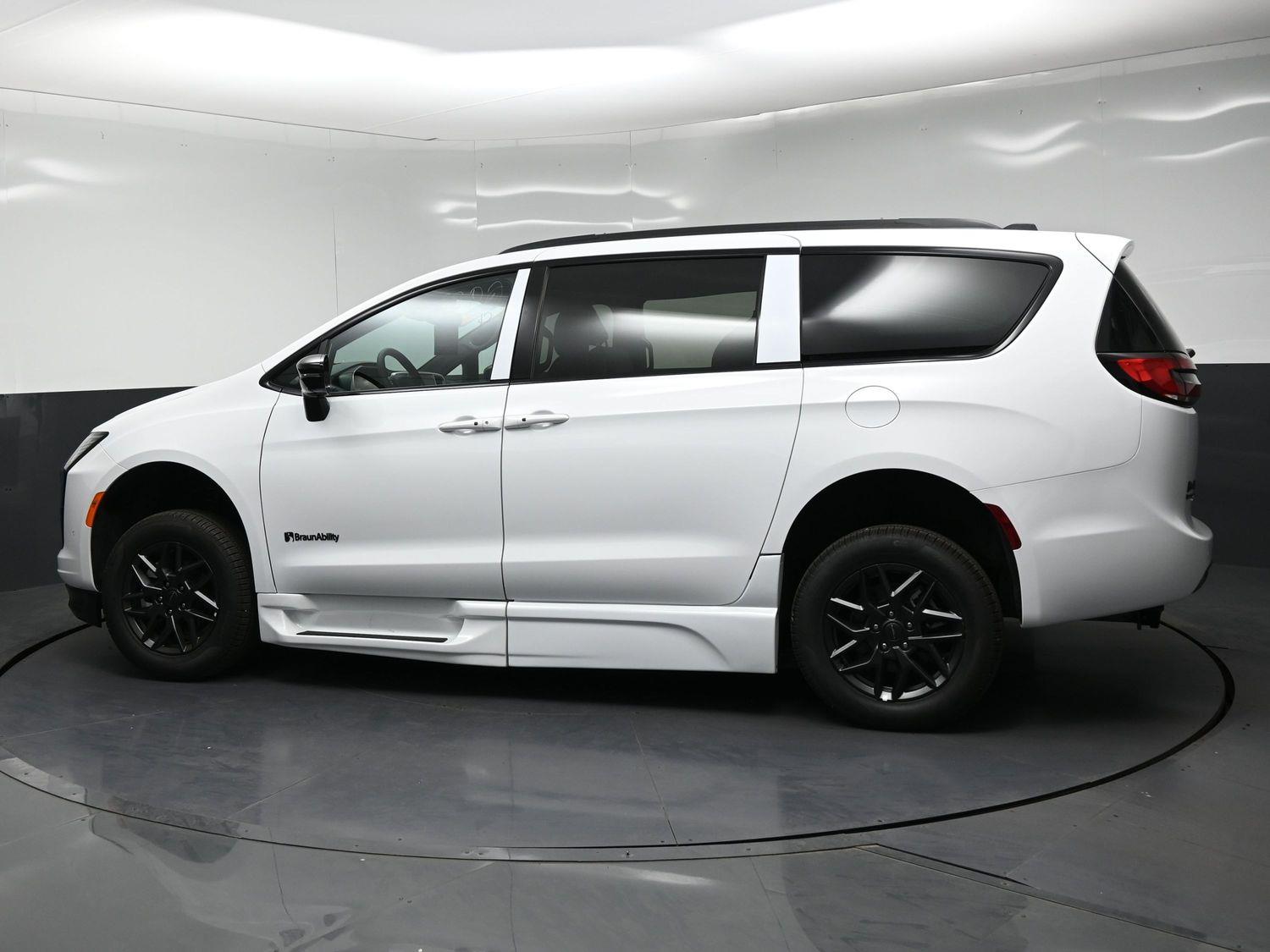 New 2027 Chrysler Pacifica Select