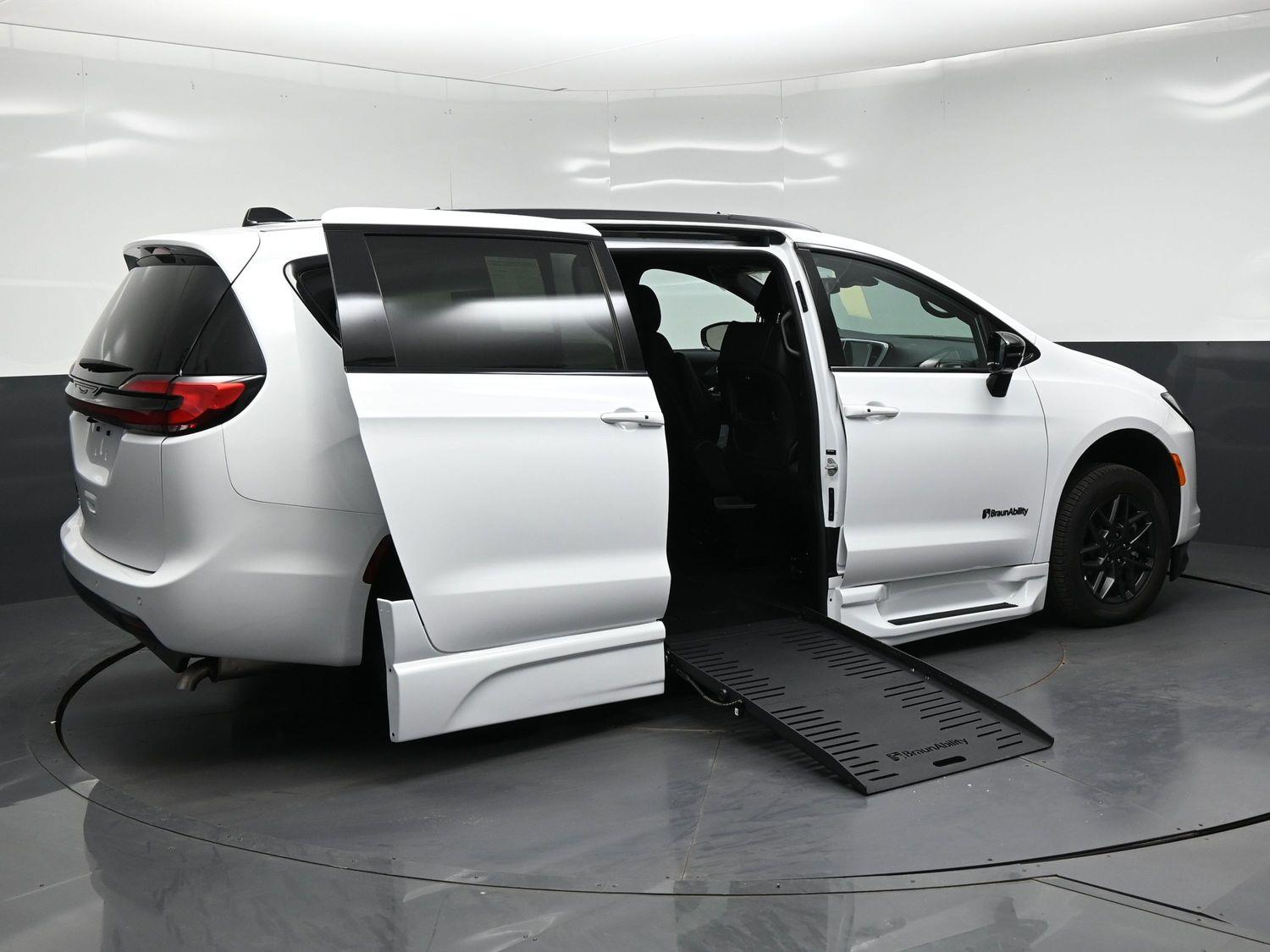 New 2027 Chrysler Pacifica Select