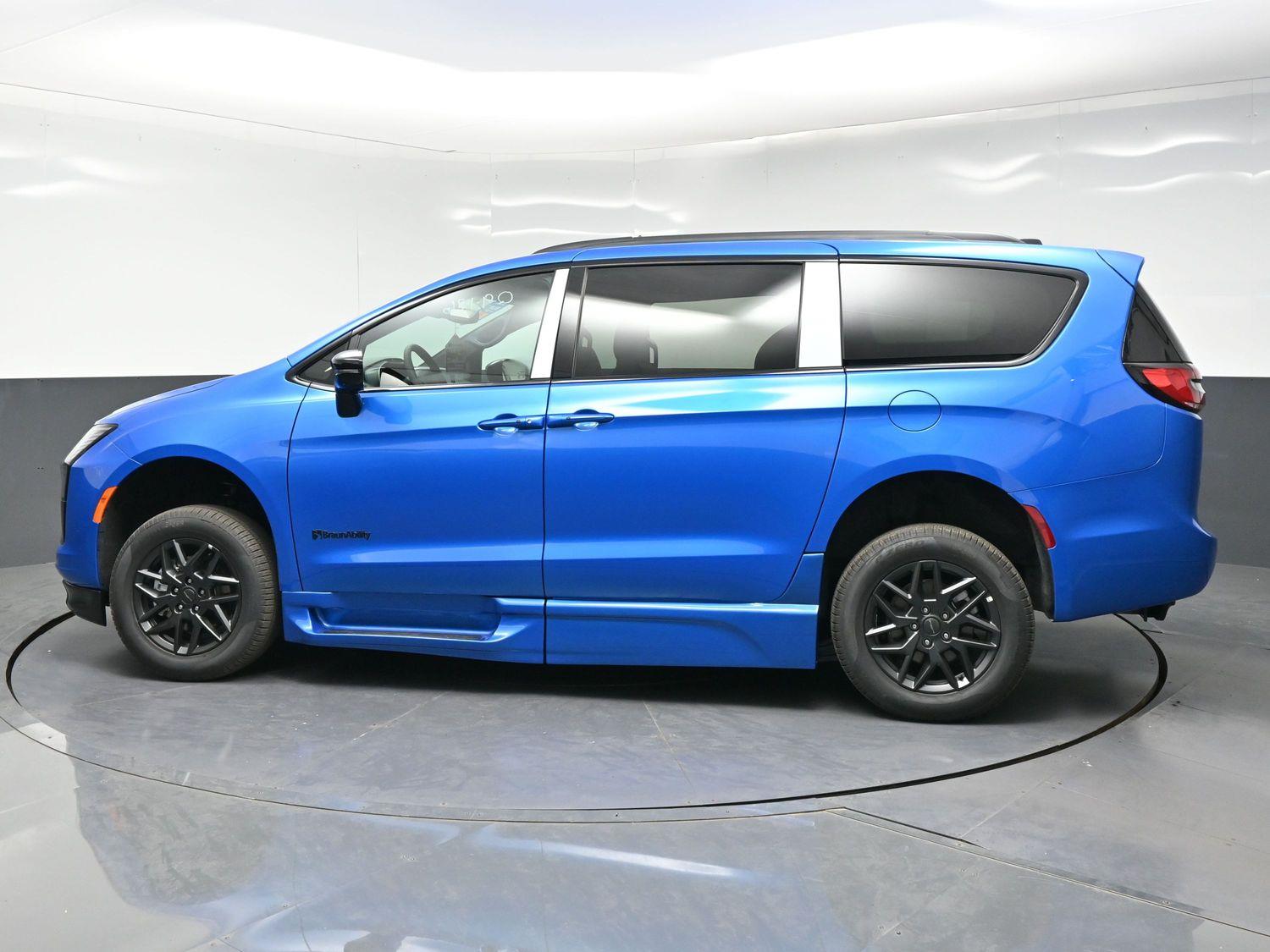 New 2027 Chrysler Pacifica Select