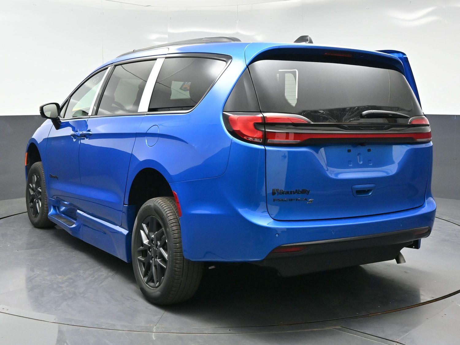 New 2027 Chrysler Pacifica Select