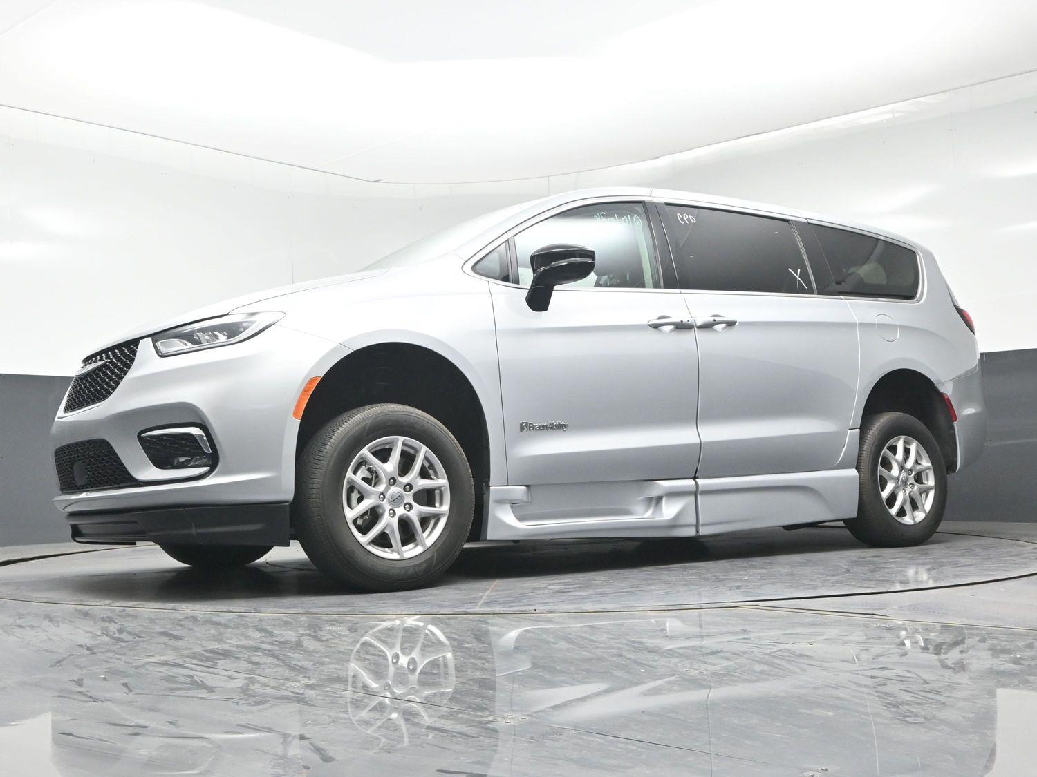 Certified Pre-Owned 2024 Chrysler Pacifica Touring L