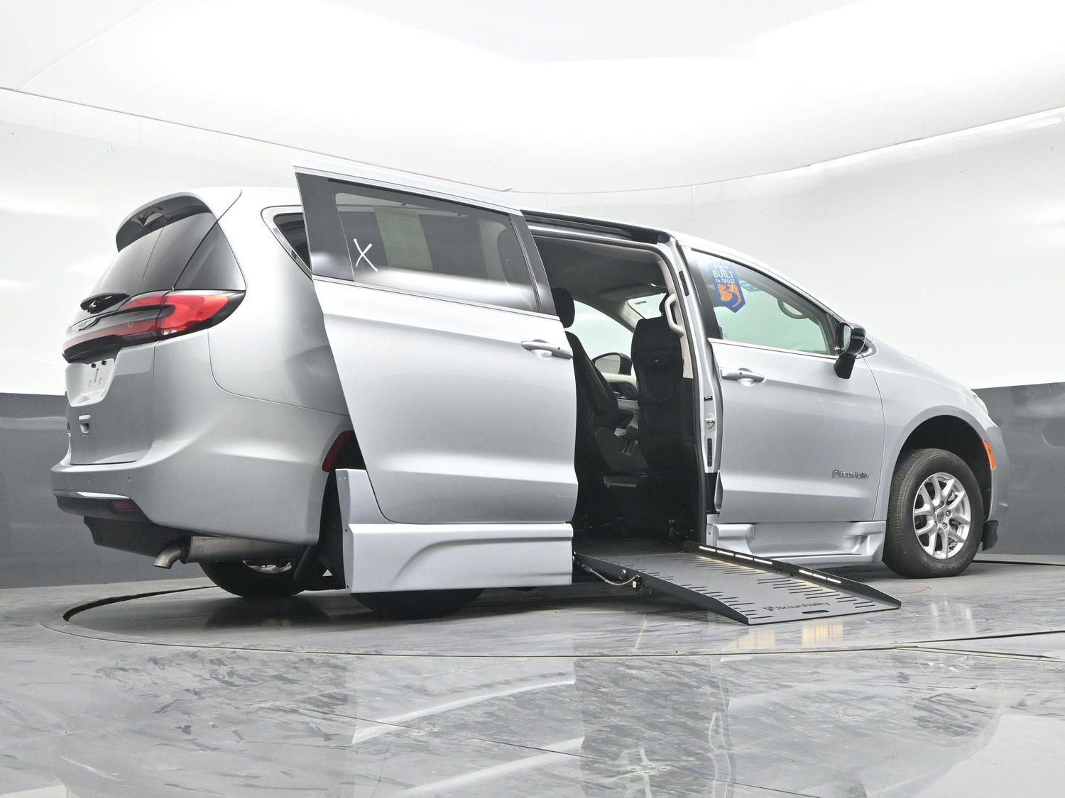 Certified Pre-Owned 2024 Chrysler Pacifica Touring L