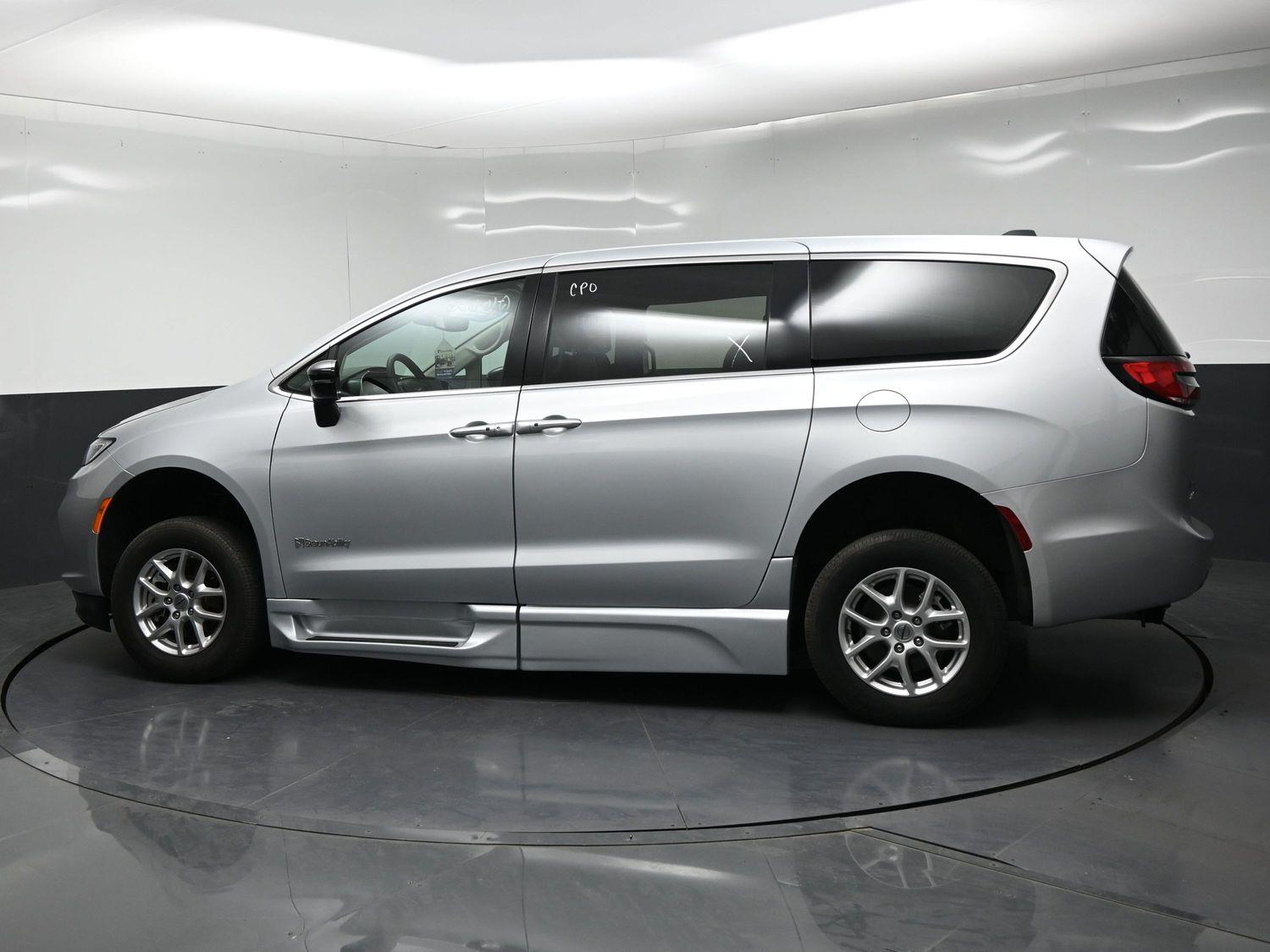 Certified Pre-Owned 2024 Chrysler Pacifica Touring L