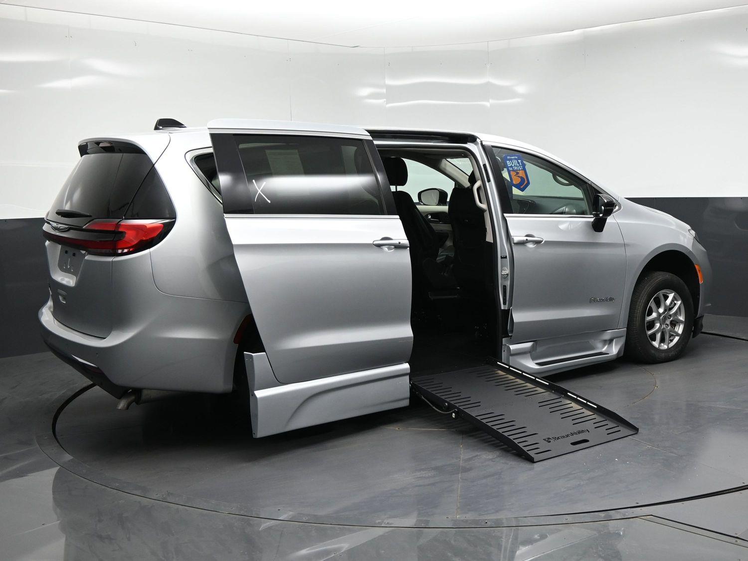 Certified Pre-Owned 2024 Chrysler Pacifica Touring L