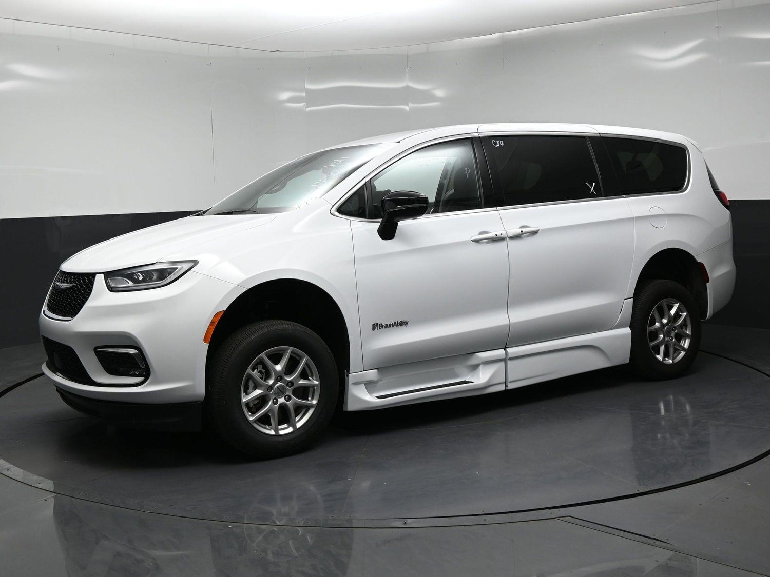 Certified Pre-Owned 2025 Chrysler Pacifica Select