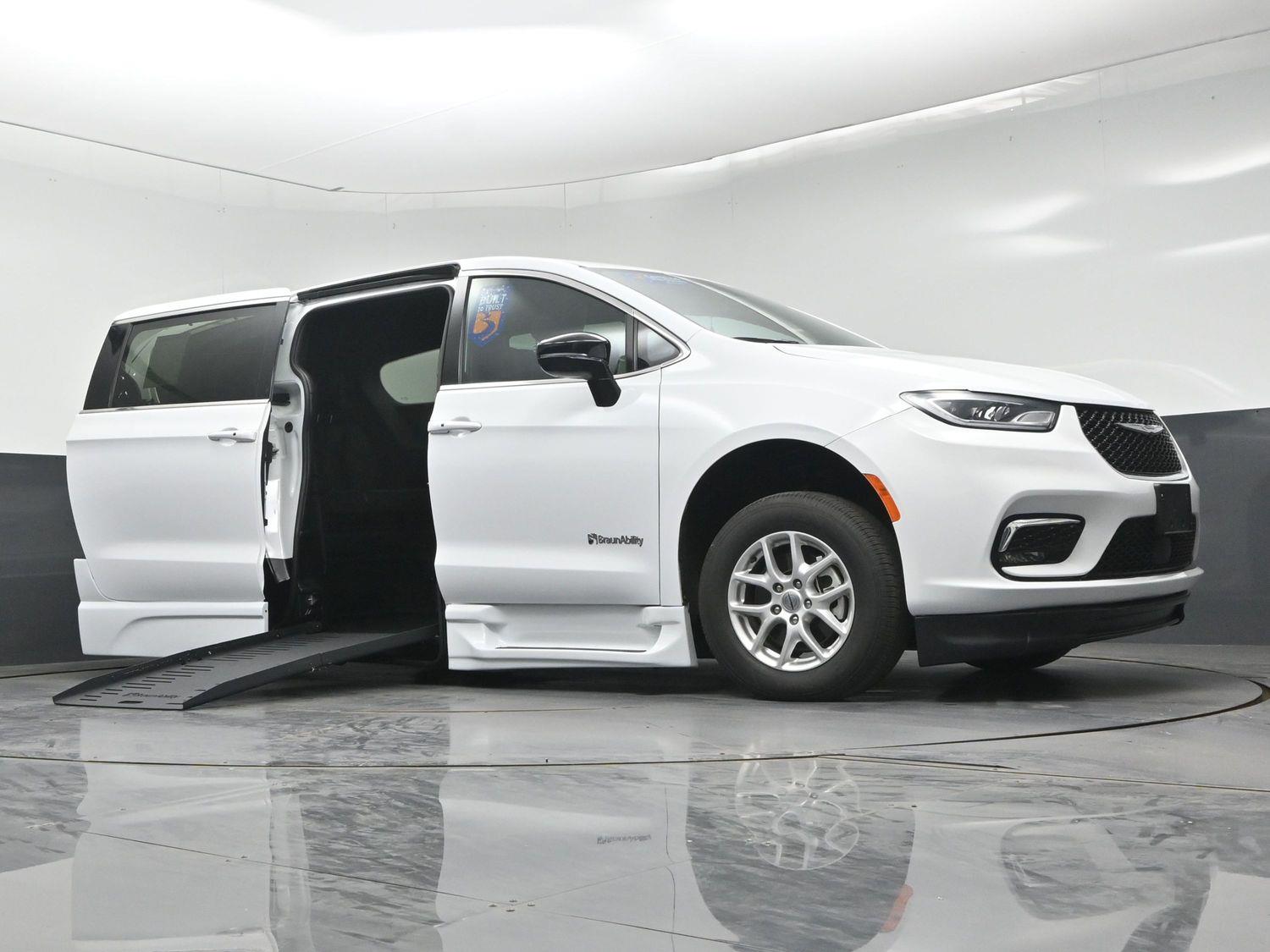Certified Pre-Owned 2025 Chrysler Pacifica Select