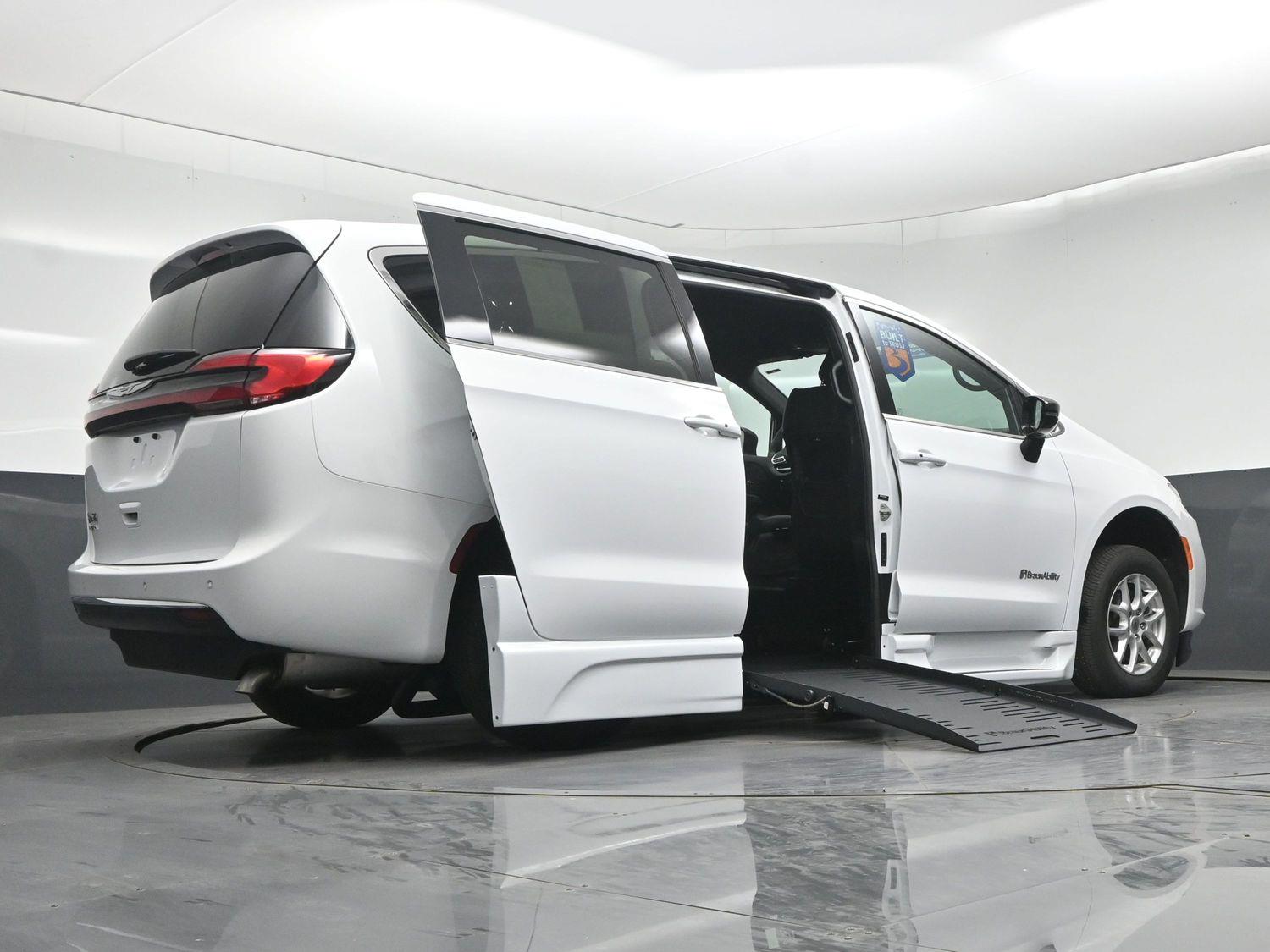 Certified Pre-Owned 2025 Chrysler Pacifica Select
