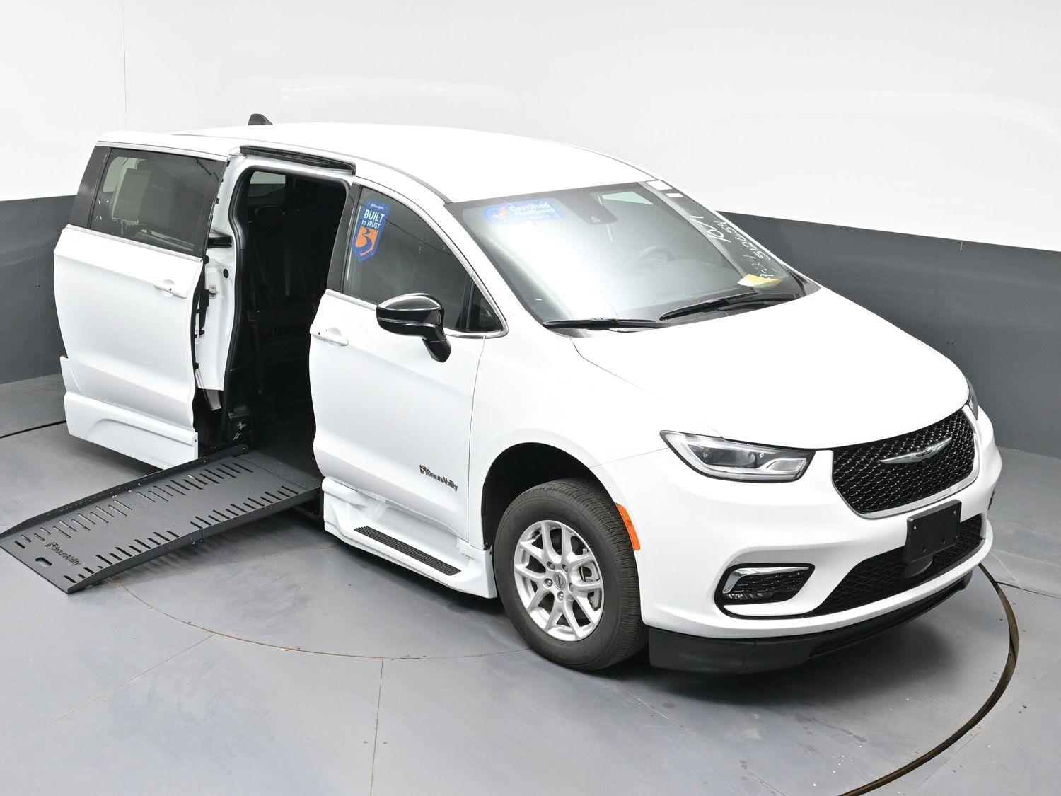 Certified Pre-Owned 2025 Chrysler Pacifica Select