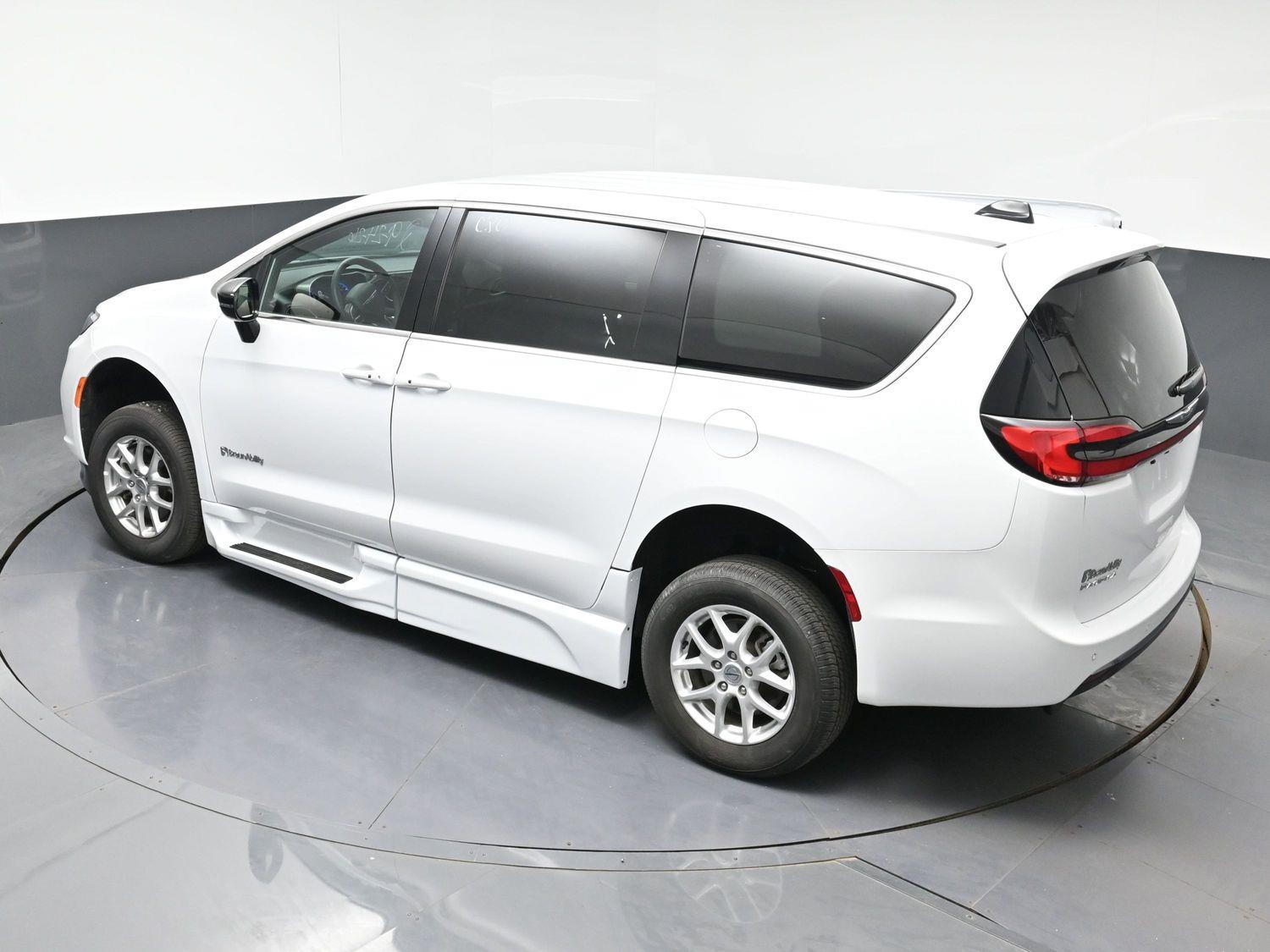 Certified Pre-Owned 2025 Chrysler Pacifica Select