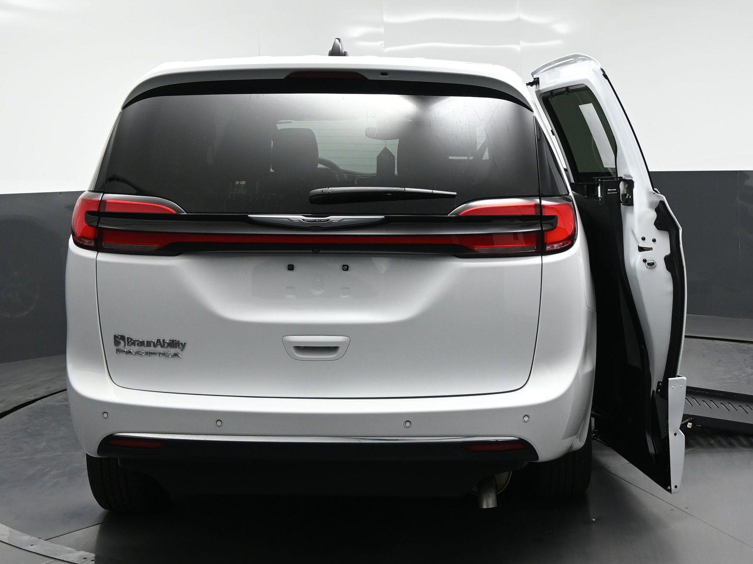Certified Pre-Owned 2025 Chrysler Pacifica Select