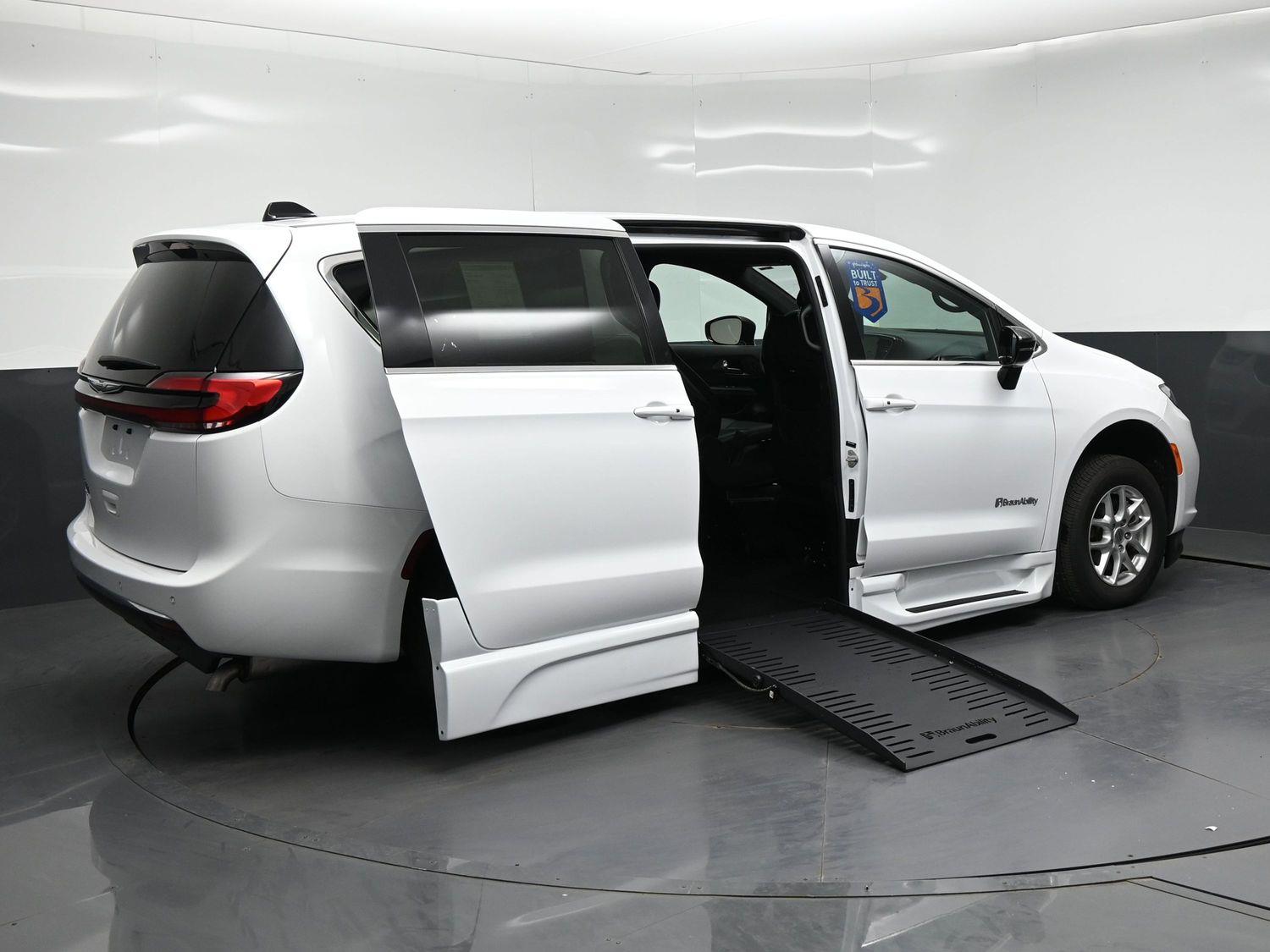 Certified Pre-Owned 2025 Chrysler Pacifica Select