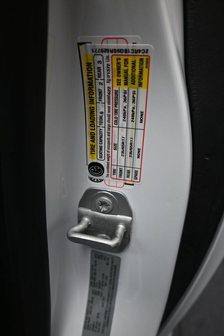 Certified Pre-Owned 2025 Chrysler Pacifica Select