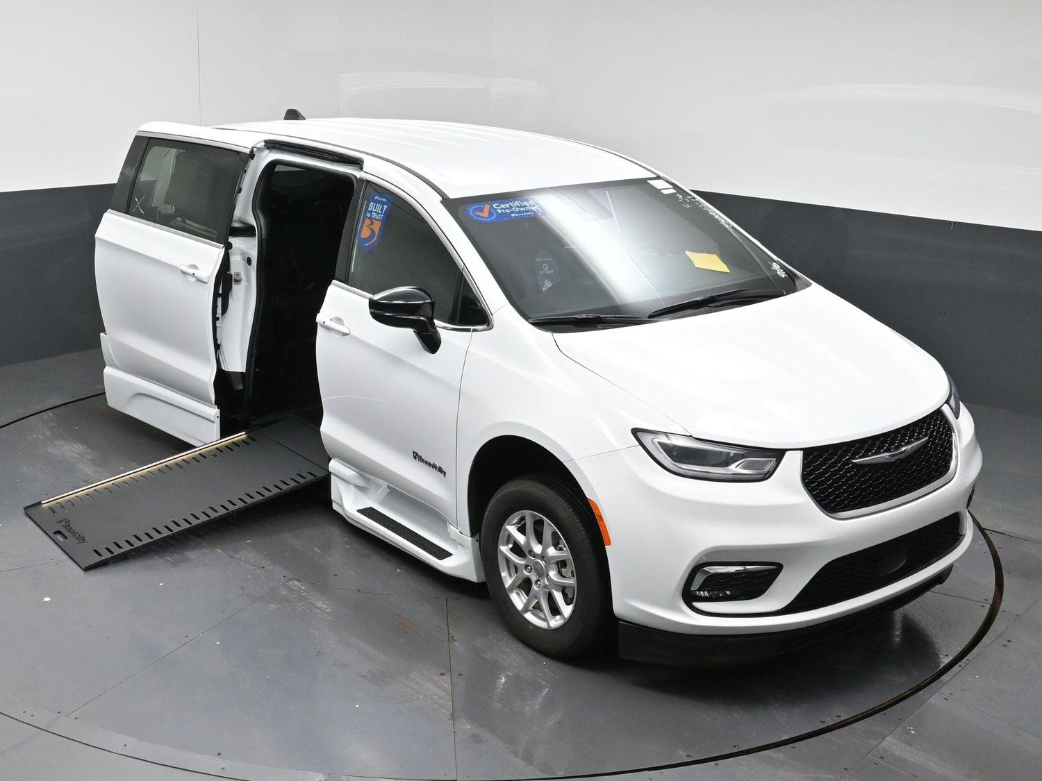 Certified Pre-Owned 2025 Chrysler Pacifica Select