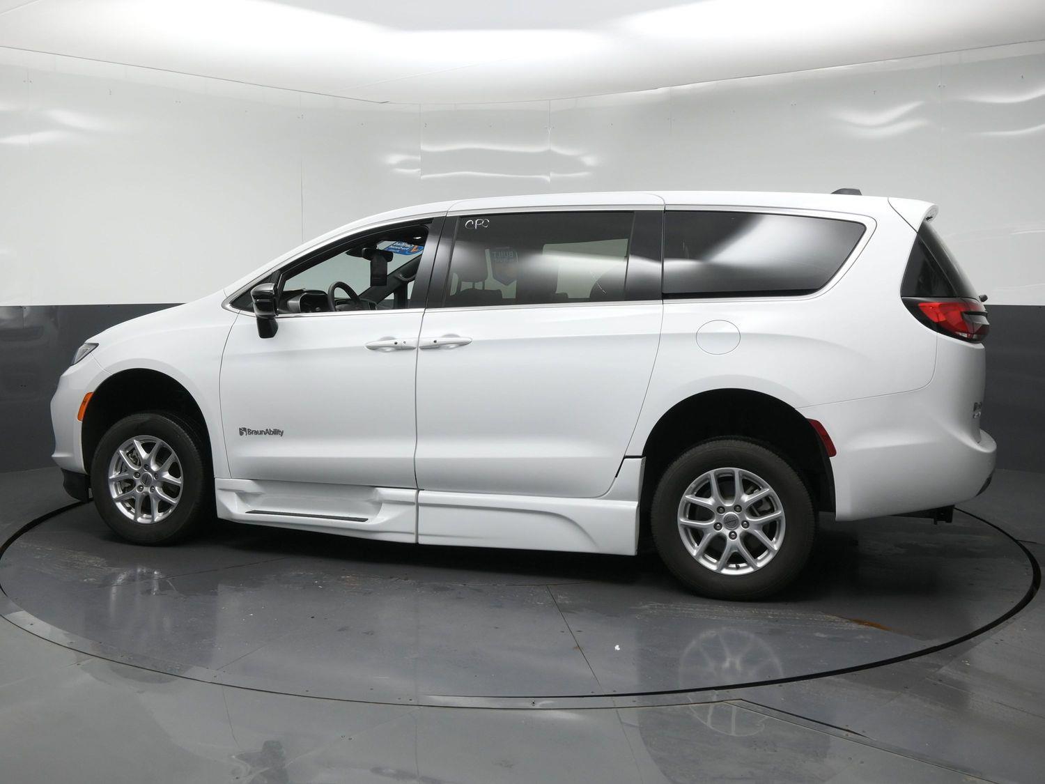 Certified Pre-Owned 2025 Chrysler Pacifica Select
